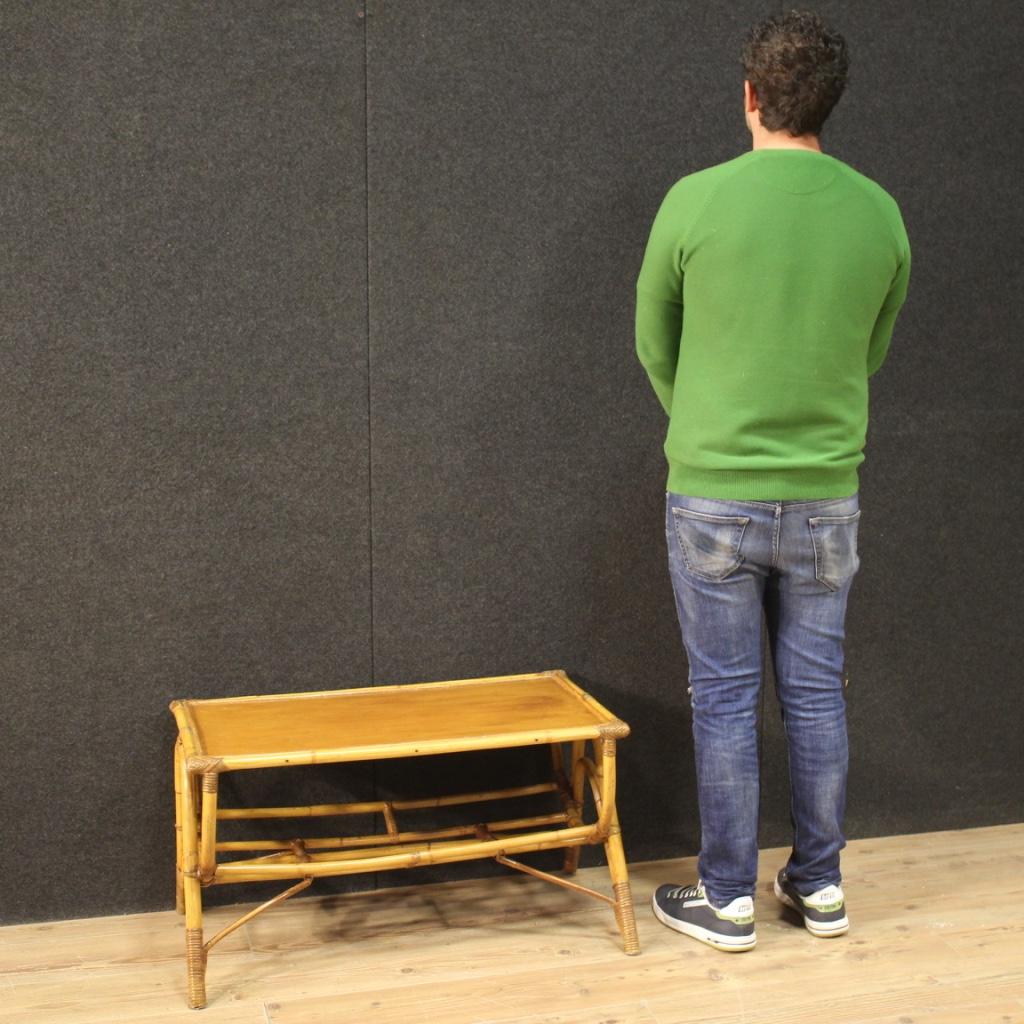 Table basse de design italien des années 70. Meubles en bambou, bois exotique et bois tressé aux belles lignes et au décor agréable. Table basse équipée d'un plateau en bois massif et d'un compartiment à magazines en dessous, d'une bonne utilité et