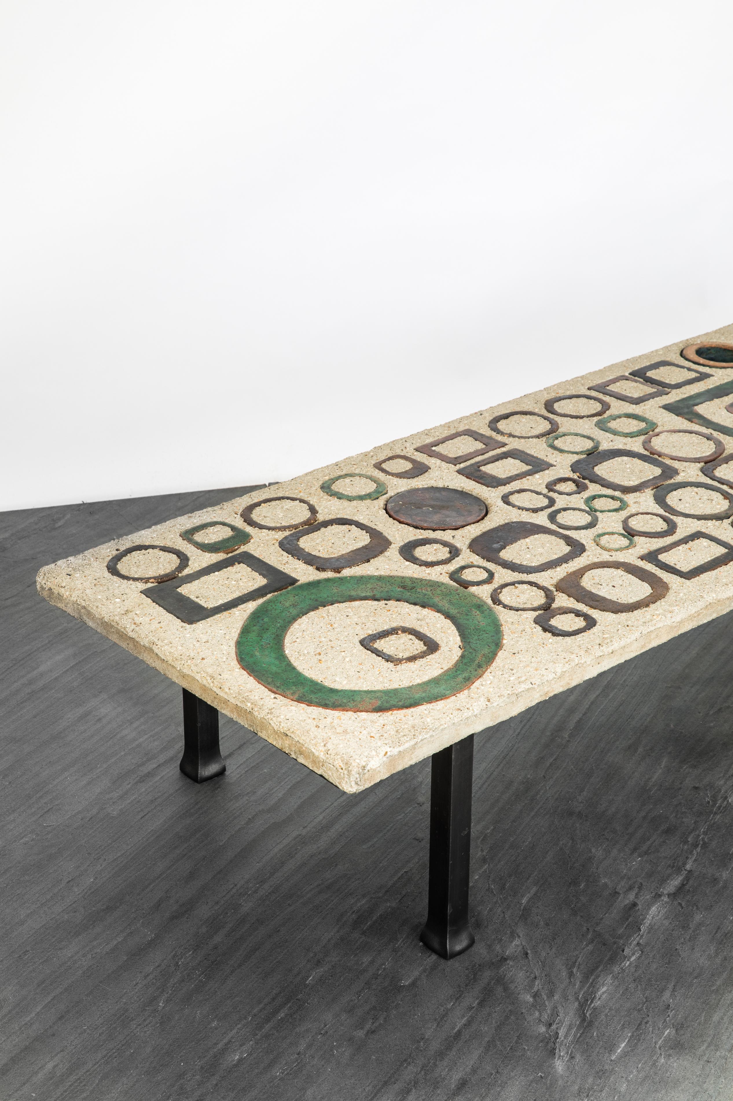 Postmoderne Table basse en béton et céramique moderne du 20e siècle par Andrée & Michel Hirlet en vente