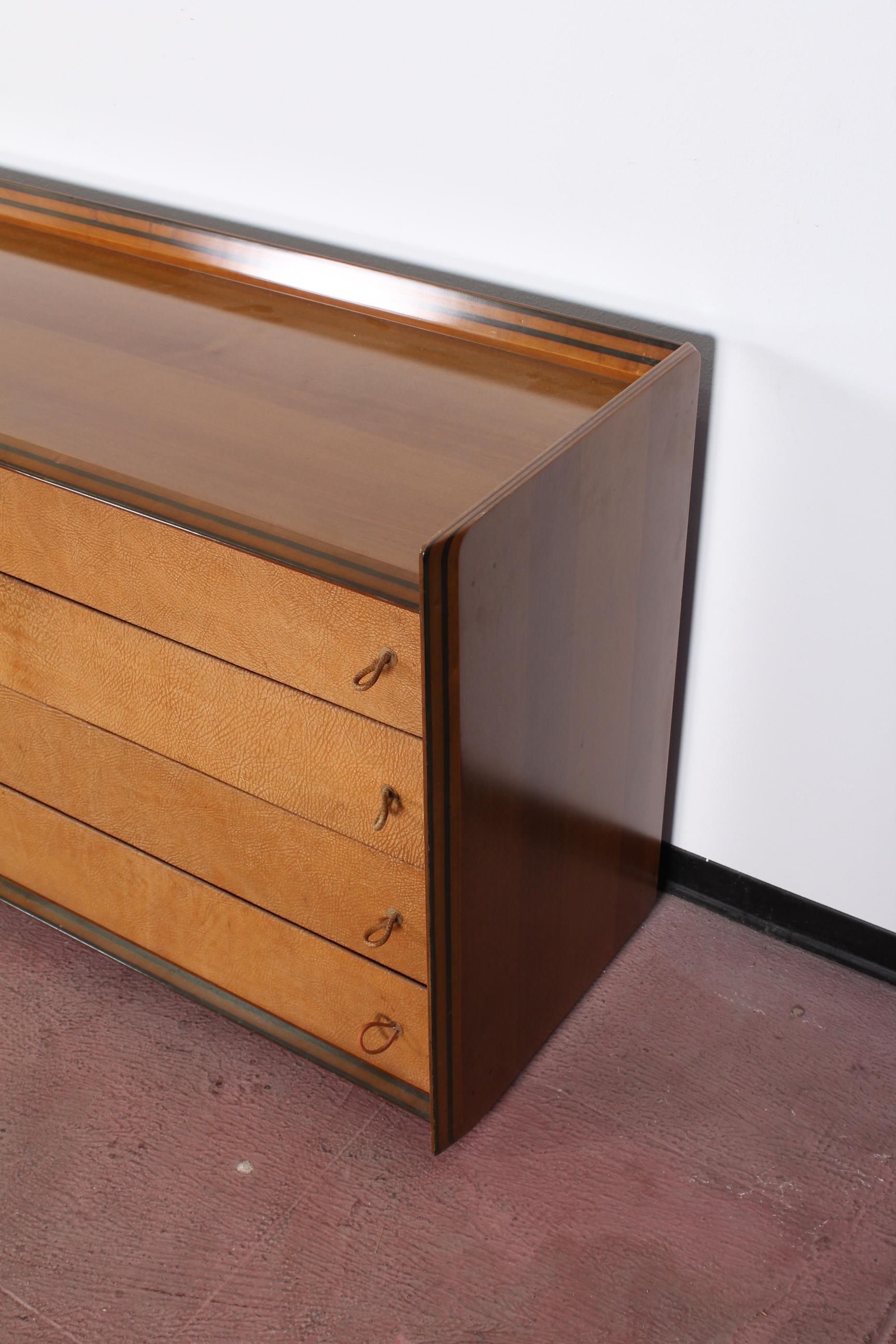 Model Artona drawer cabinet, in wallnut and leather, designed By Afra & Tobia Scarpa, fdor Maxalto by B&B Italia, Italy, circa 1975.
This eight-drawers dresser was designed during the first period of the Artona collection, it combines the edging in