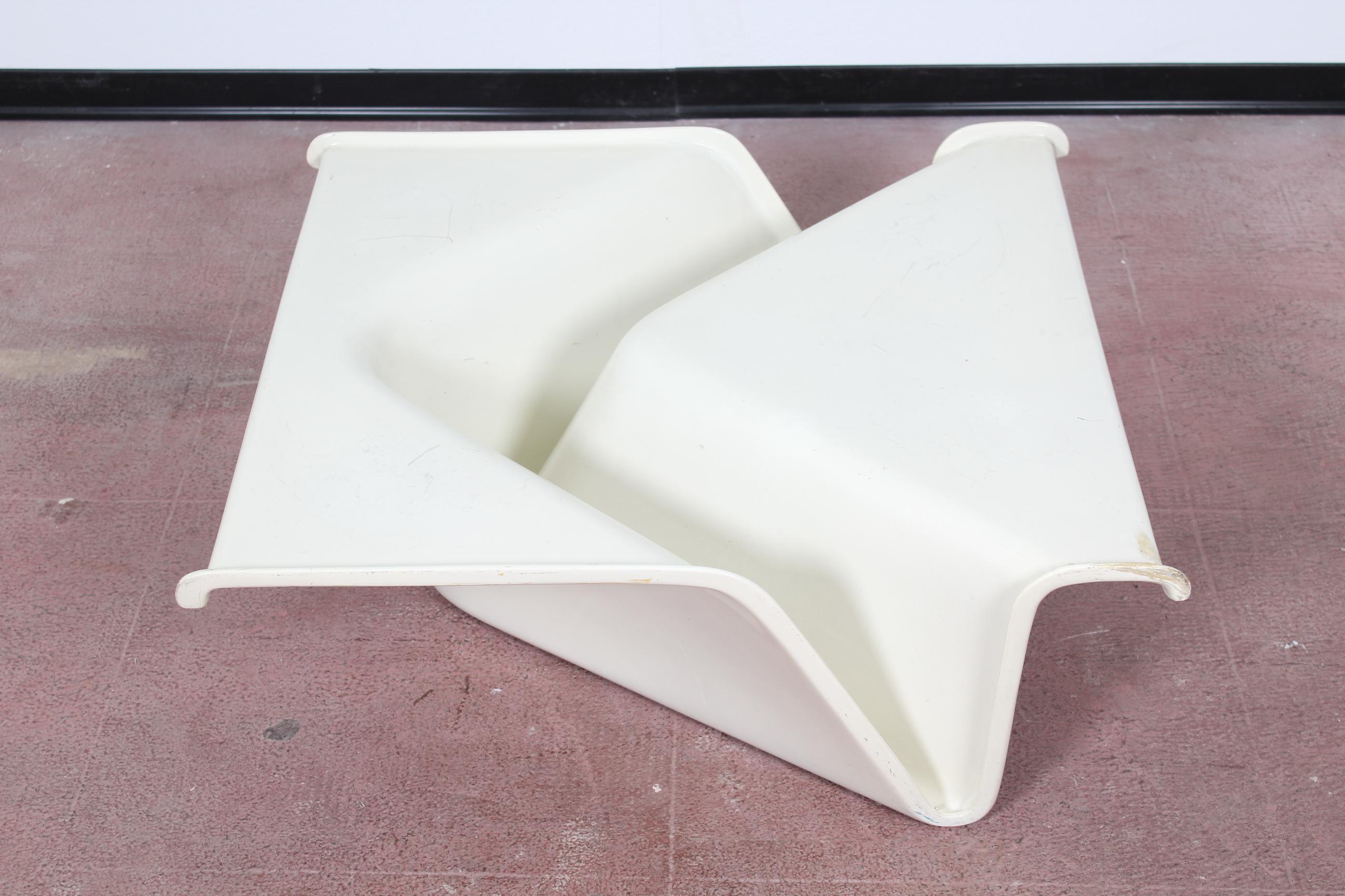 Beautiful Fiberglass white coffee table model 