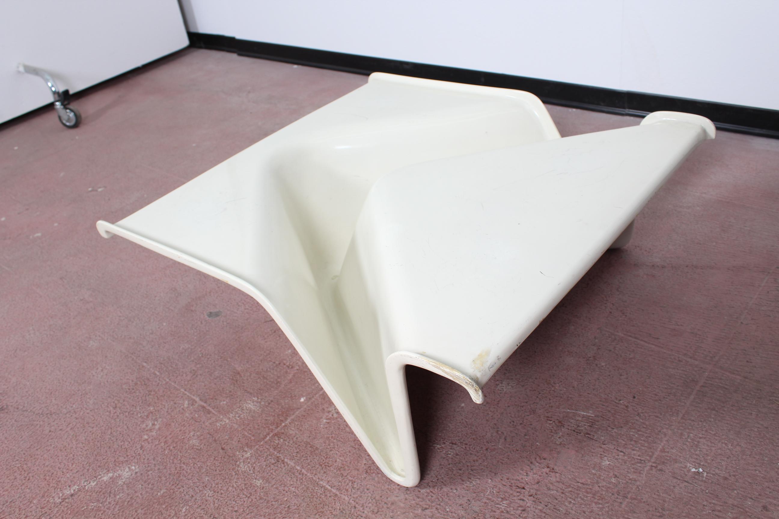 Italian 20th Century Design by Cesare Leonardi  White Fiberglass Coffee Table Italy 70s