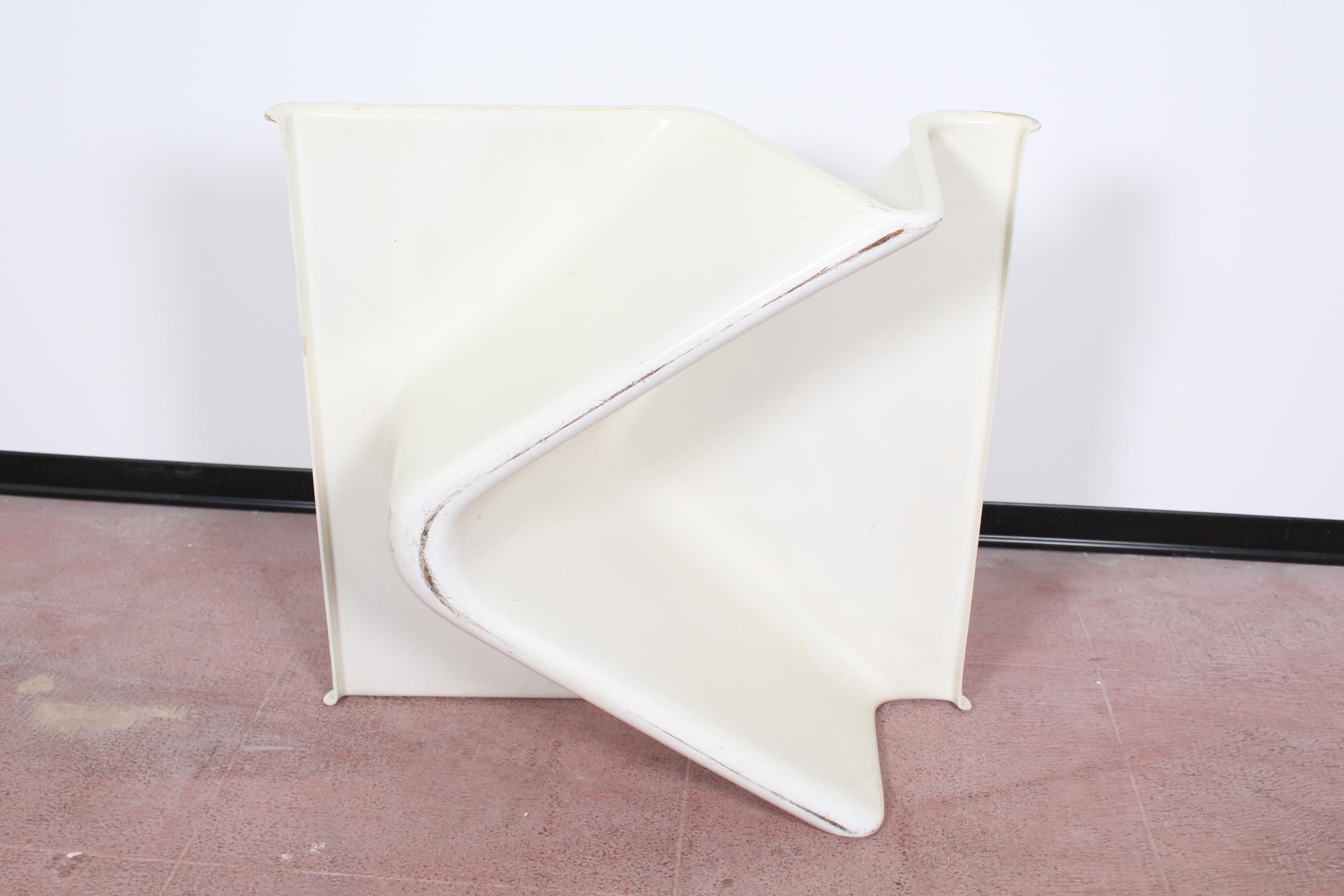 Late 20th Century 20th Century Design by Cesare Leonardi  White Fiberglass Coffee Table Italy 70s