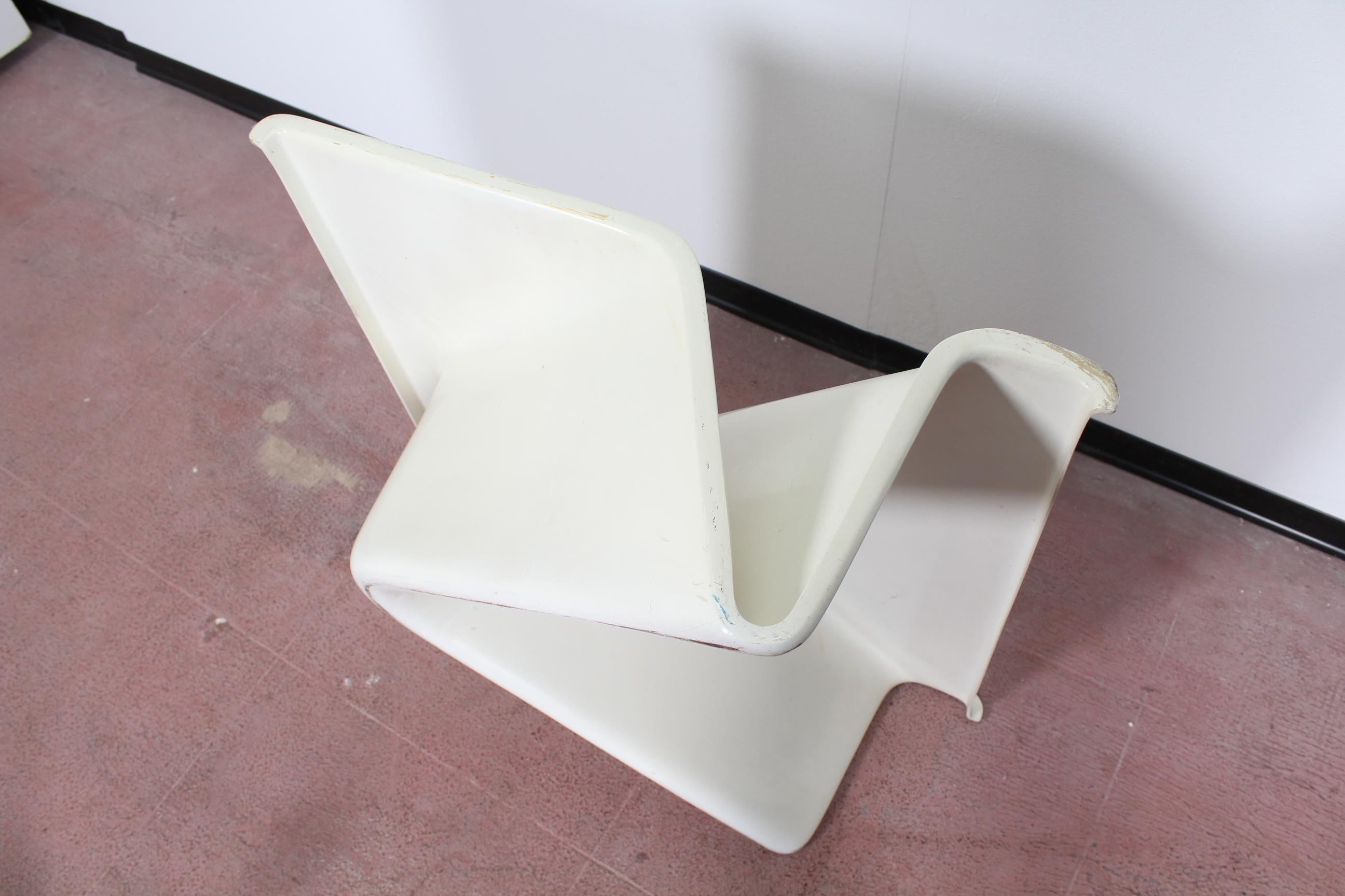 20th Century Design by Cesare Leonardi  White Fiberglass Coffee Table Italy 70s 1