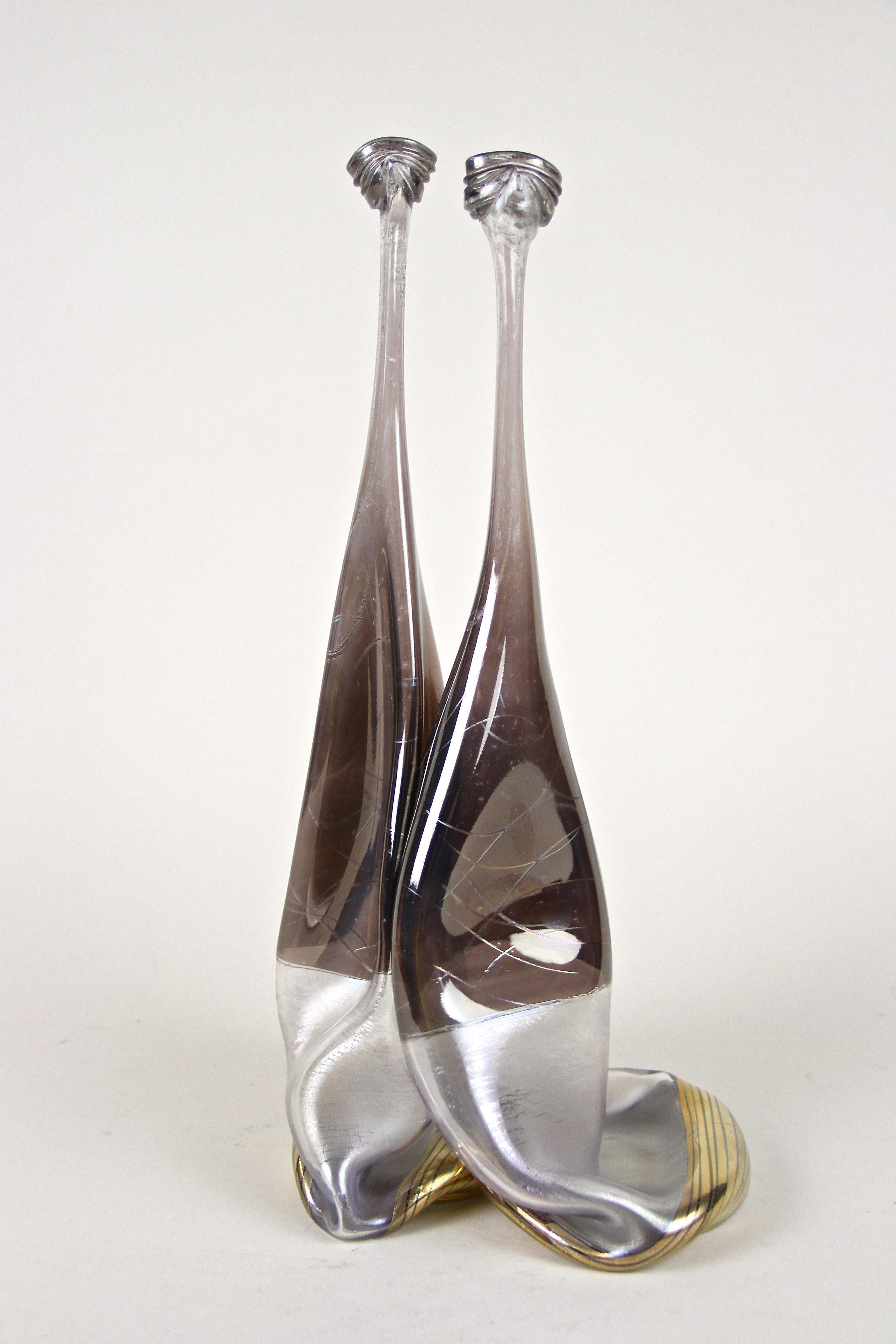 Extraordinaire vase en verre du 20e siècle fabriqué à la main par l'artiste verrier allemand Vera Walther. Un vase double en verre absolument unique, créé avec art à partir de deux belles bouteilles en verre, avec une surface légèrement irisée et un