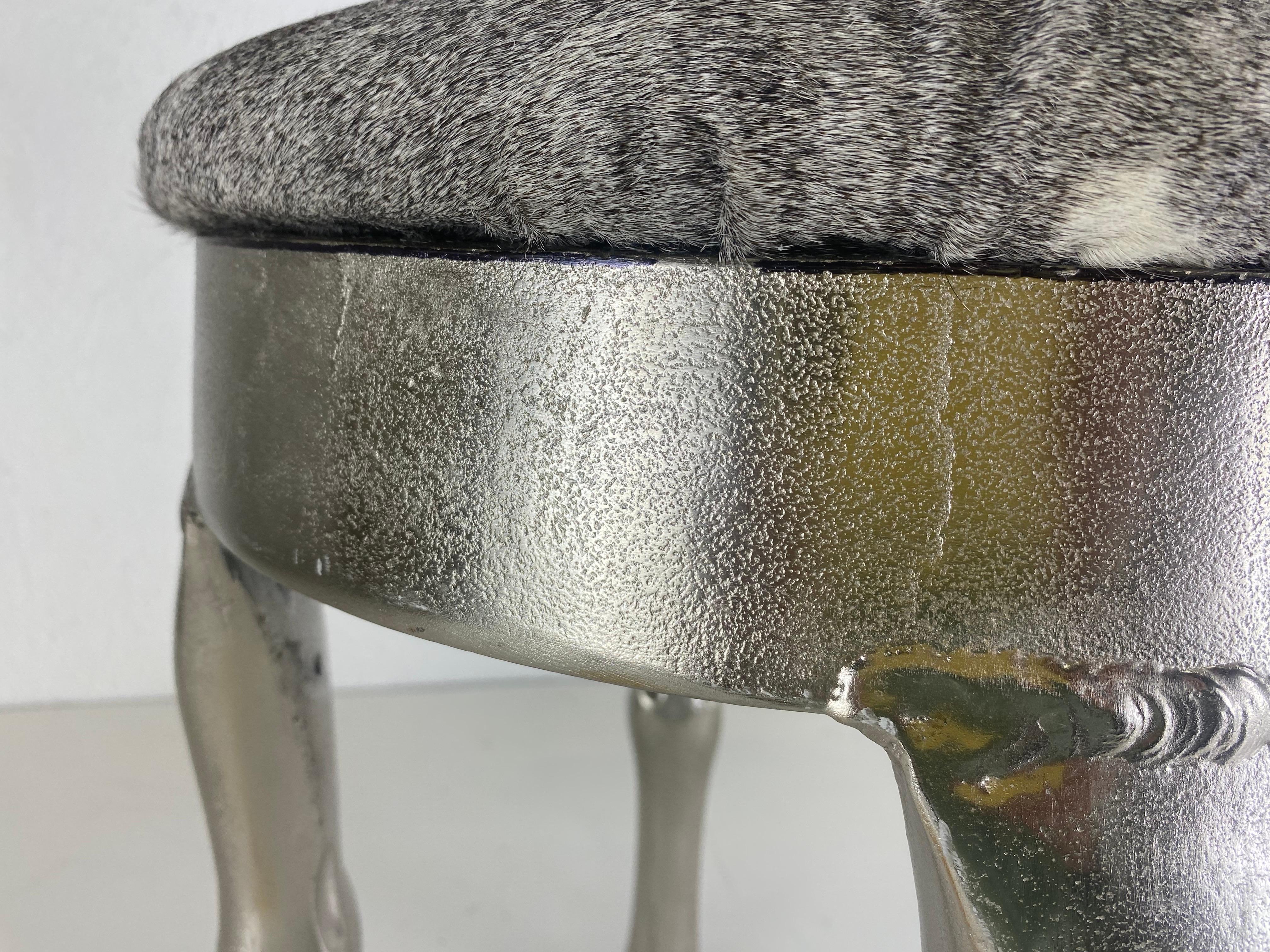 Tabouret de style empire moderne du 20e siècle avec revêtement en peau de vache. en vente 2
