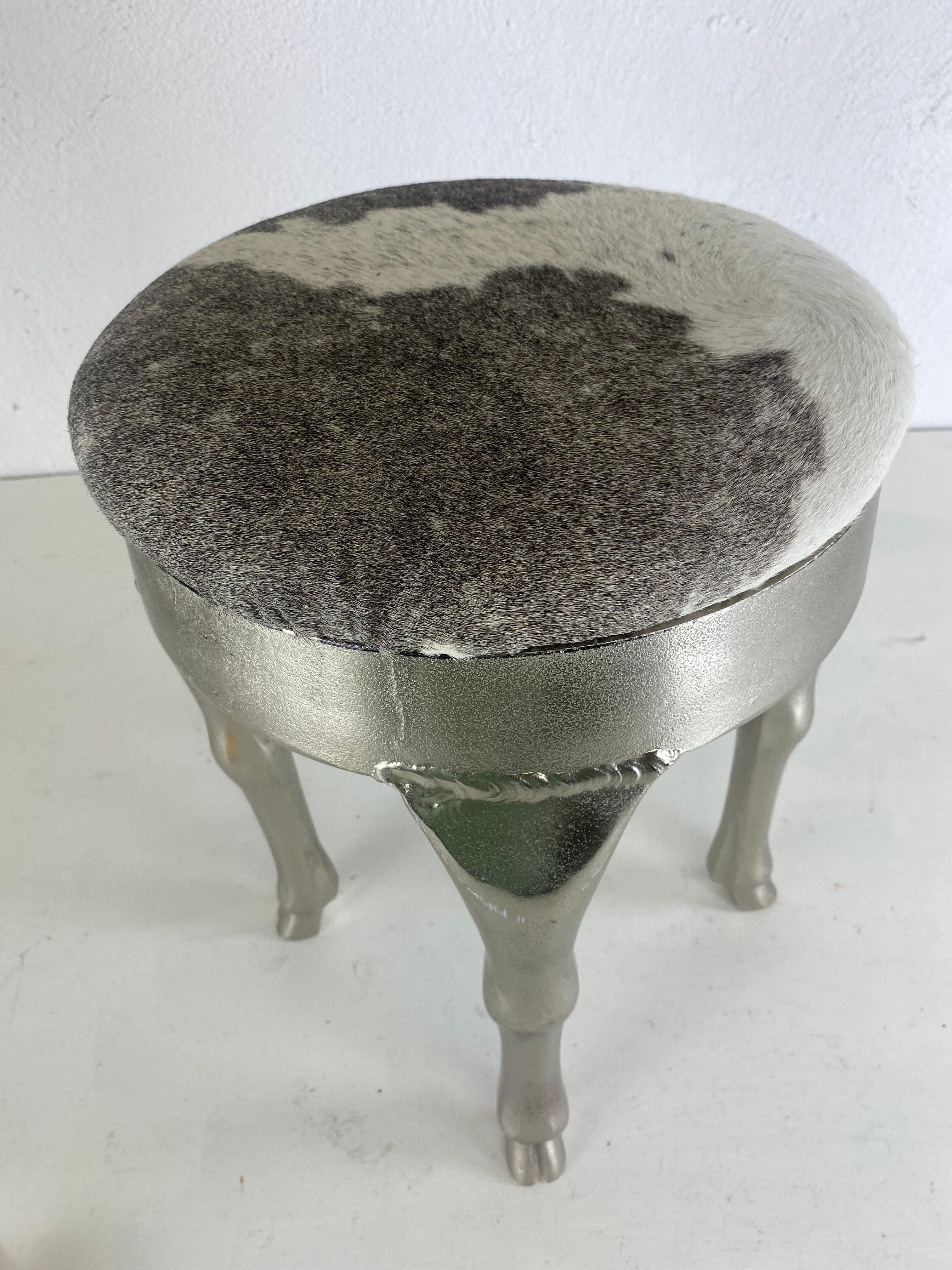 Empire Tabouret de style empire moderne du 20e siècle avec revêtement en peau de vache. en vente