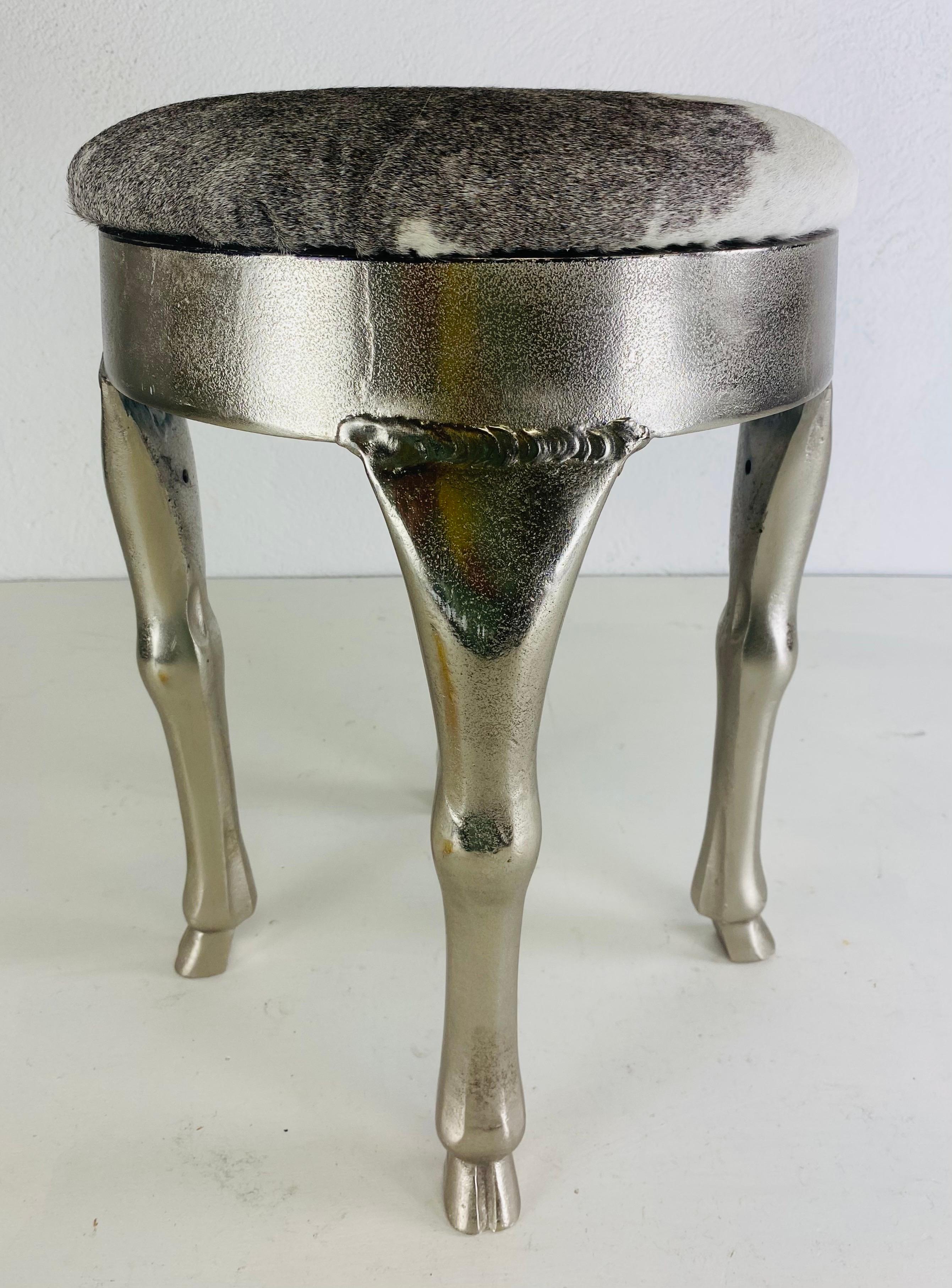 Américain Tabouret de style empire moderne du 20e siècle avec revêtement en peau de vache. en vente
