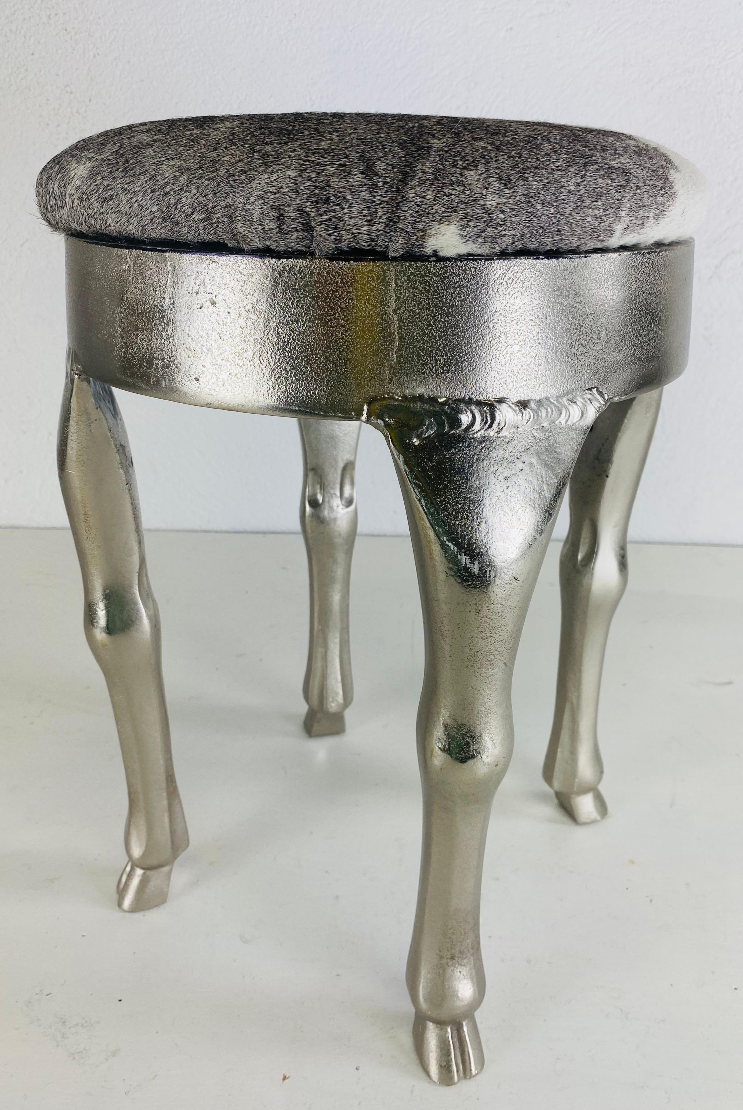 Tabouret de style empire moderne du 20e siècle avec revêtement en peau de vache. Bon état - En vente à Allentown, PA