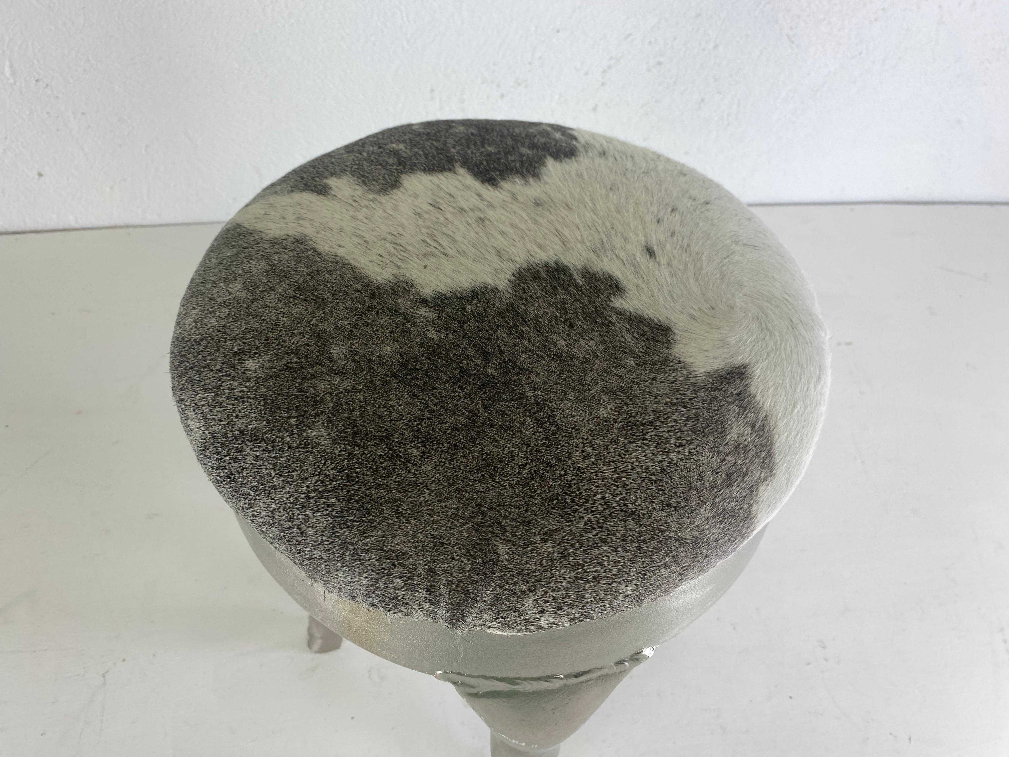 Fin du 20e siècle Tabouret de style empire moderne du 20e siècle avec revêtement en peau de vache. en vente