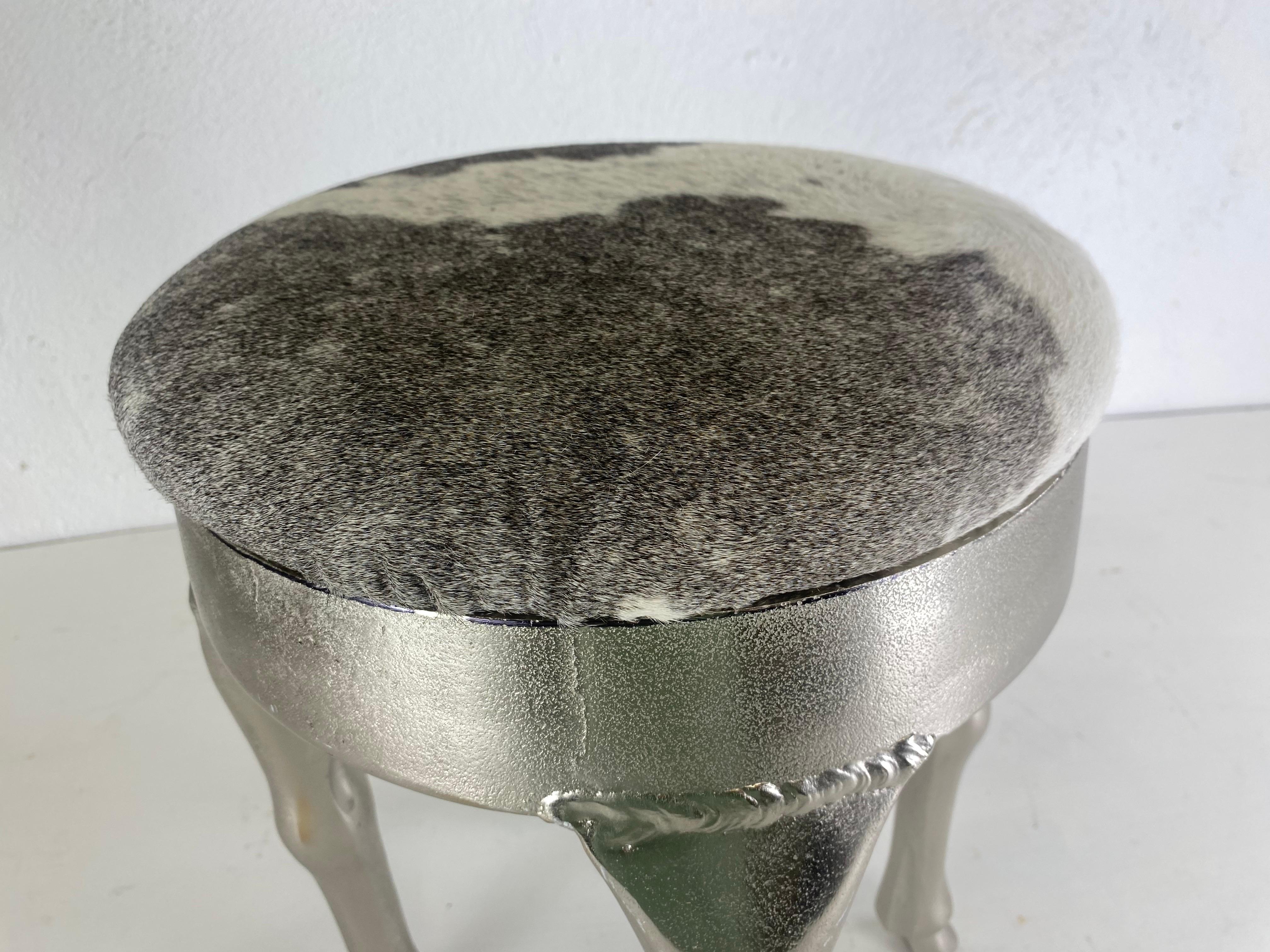 Métal Tabouret de style empire moderne du 20e siècle avec revêtement en peau de vache. en vente