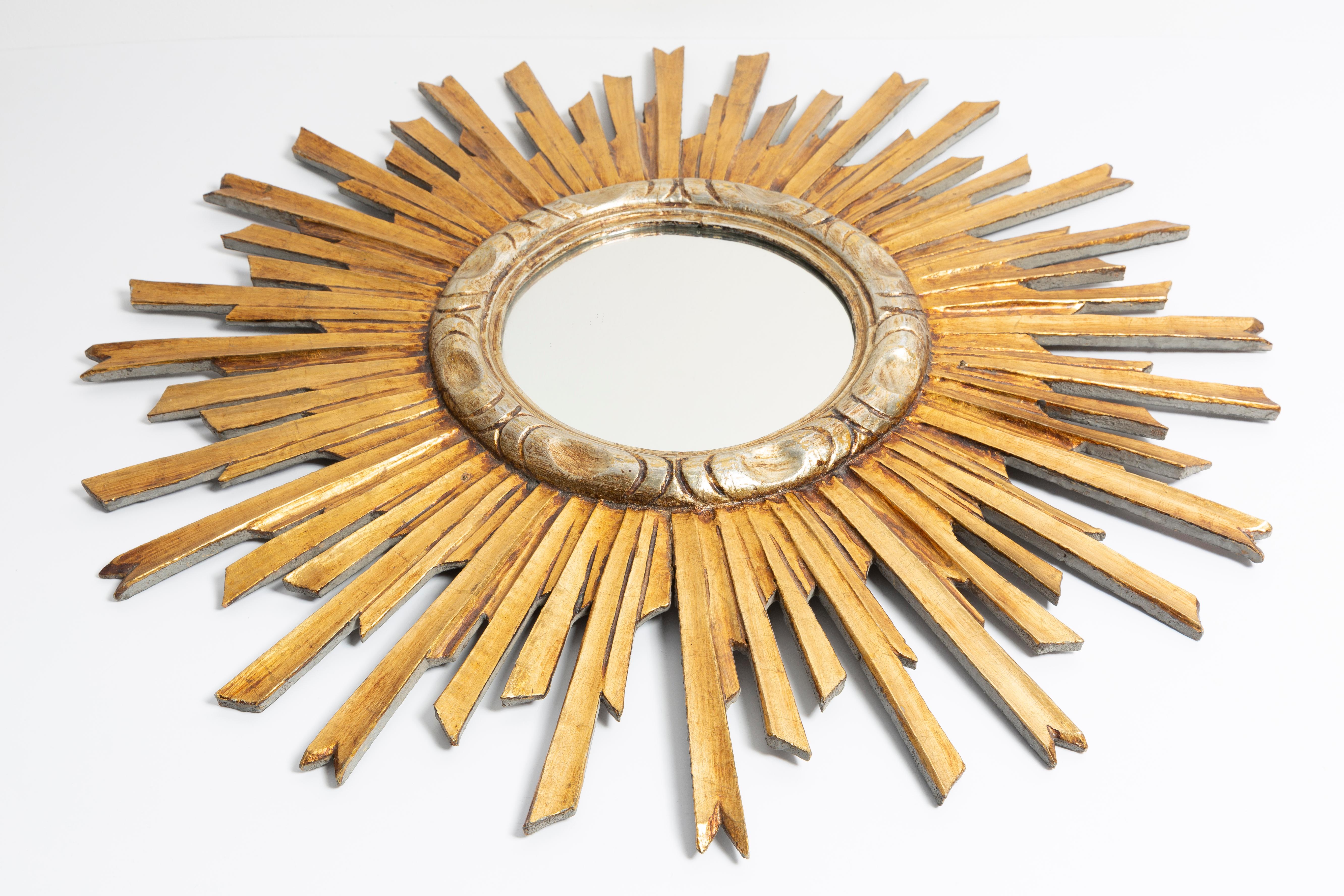Vintage-Spiegel in einem goldenen, dekorativen, sonnenförmigen Rahmen aus Italien. Der Rahmen ist aus Holz gefertigt. Guter Originalzustand, keine Schäden oder Risse im Rahmen, die Spiegelscheibe hat minimale Mängel. Ein schönes Stück für jedes