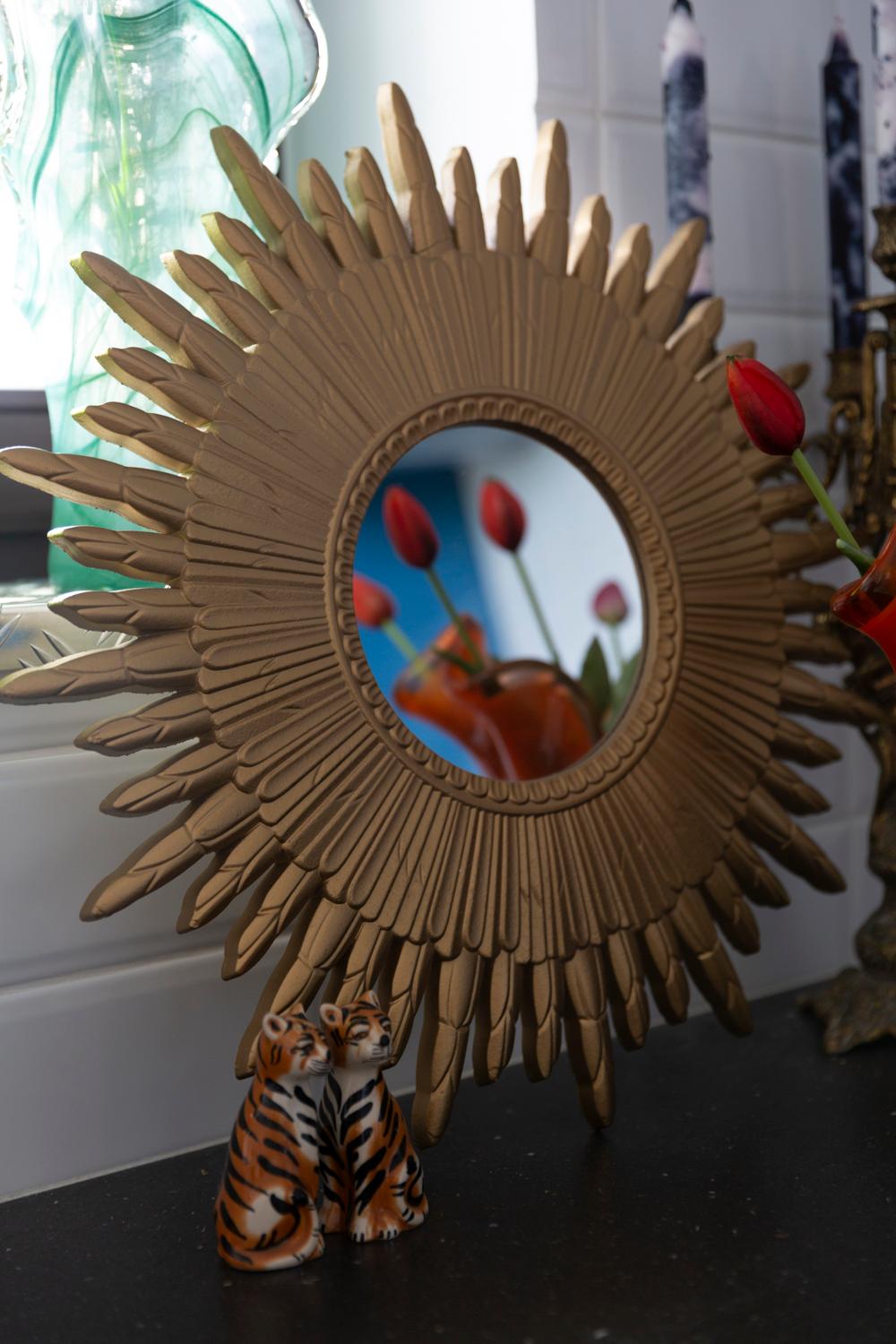 Miroir vintage dans un cadre décoratif doré en forme de soleil provenant d'Italie. Le cadre est en bois. Bon état d'origine, une réparation dans le cadre, le miroir présente des défauts minimes. Une belle pièce pour chaque intérieur ! Absolument