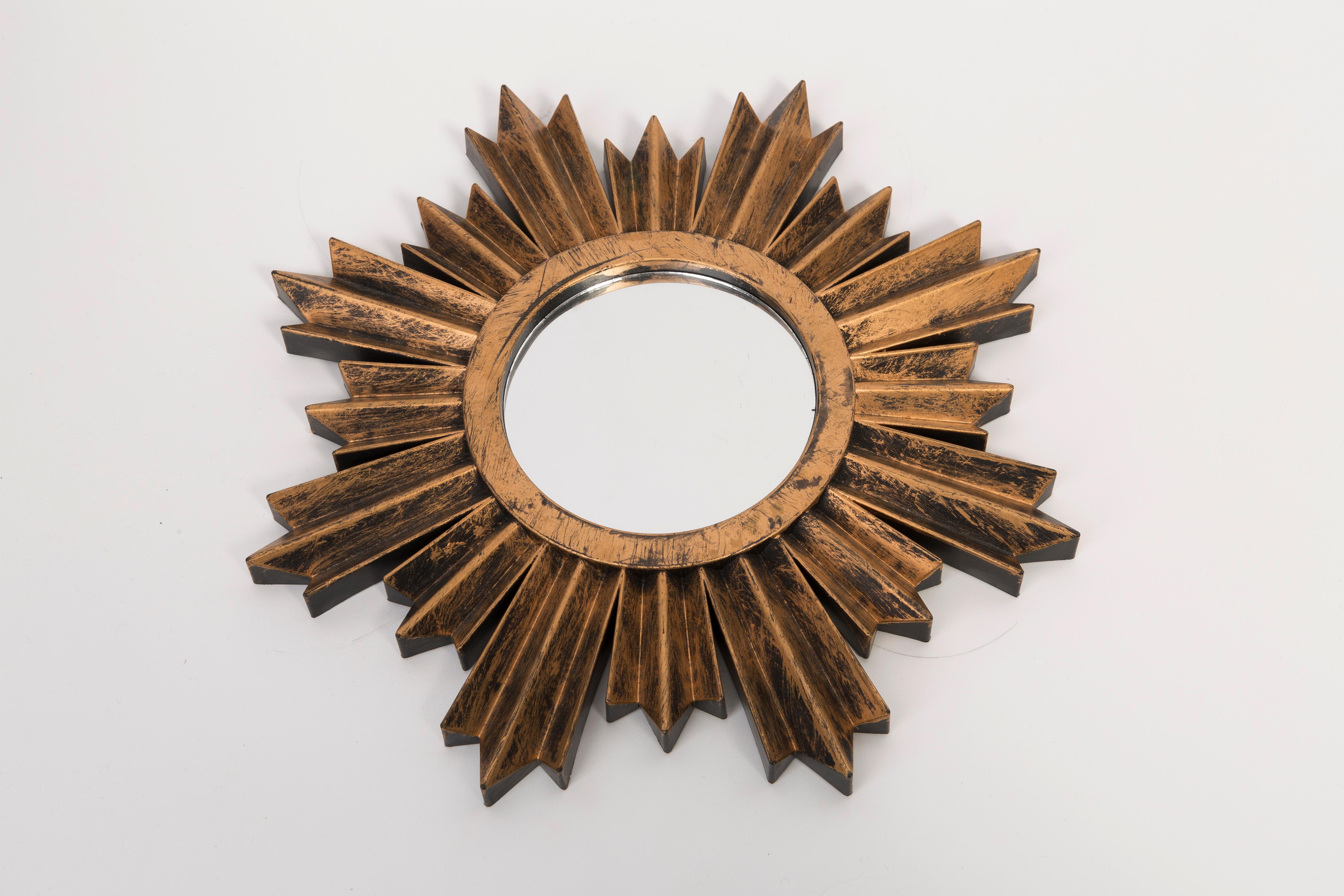 Specchio con cornice dorata a forma di sole, proveniente dall'Italia. Il telaio è in plastica. Buone condizioni, nessun danno o crepa nella cornice, il vetro dello specchio presenta difetti minimi. Bellissimo pezzo per ogni interno!