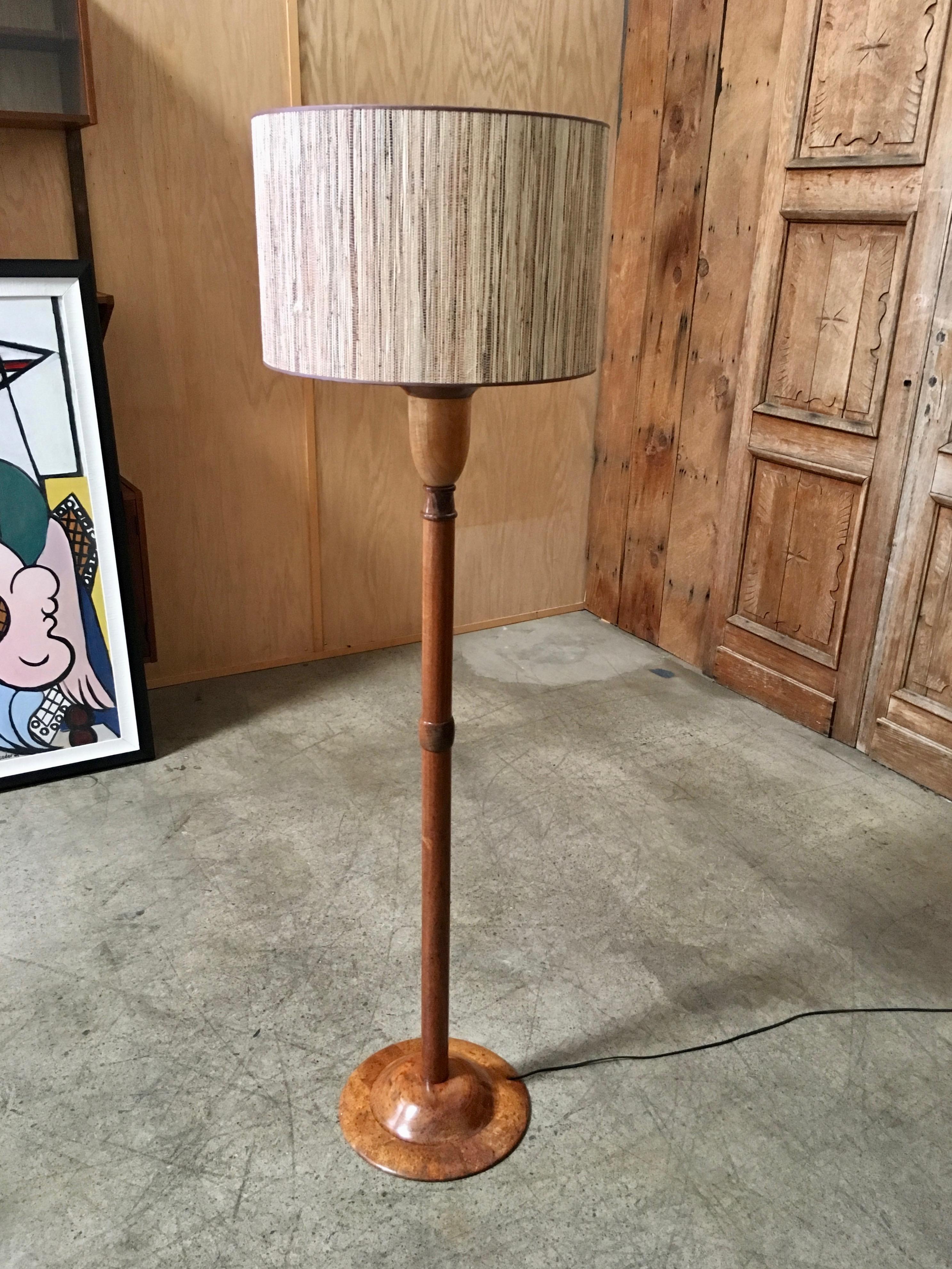 Handgefertigte Stehlampe aus gedrechseltem Koa-Holz mit neuem Lampenschirm.