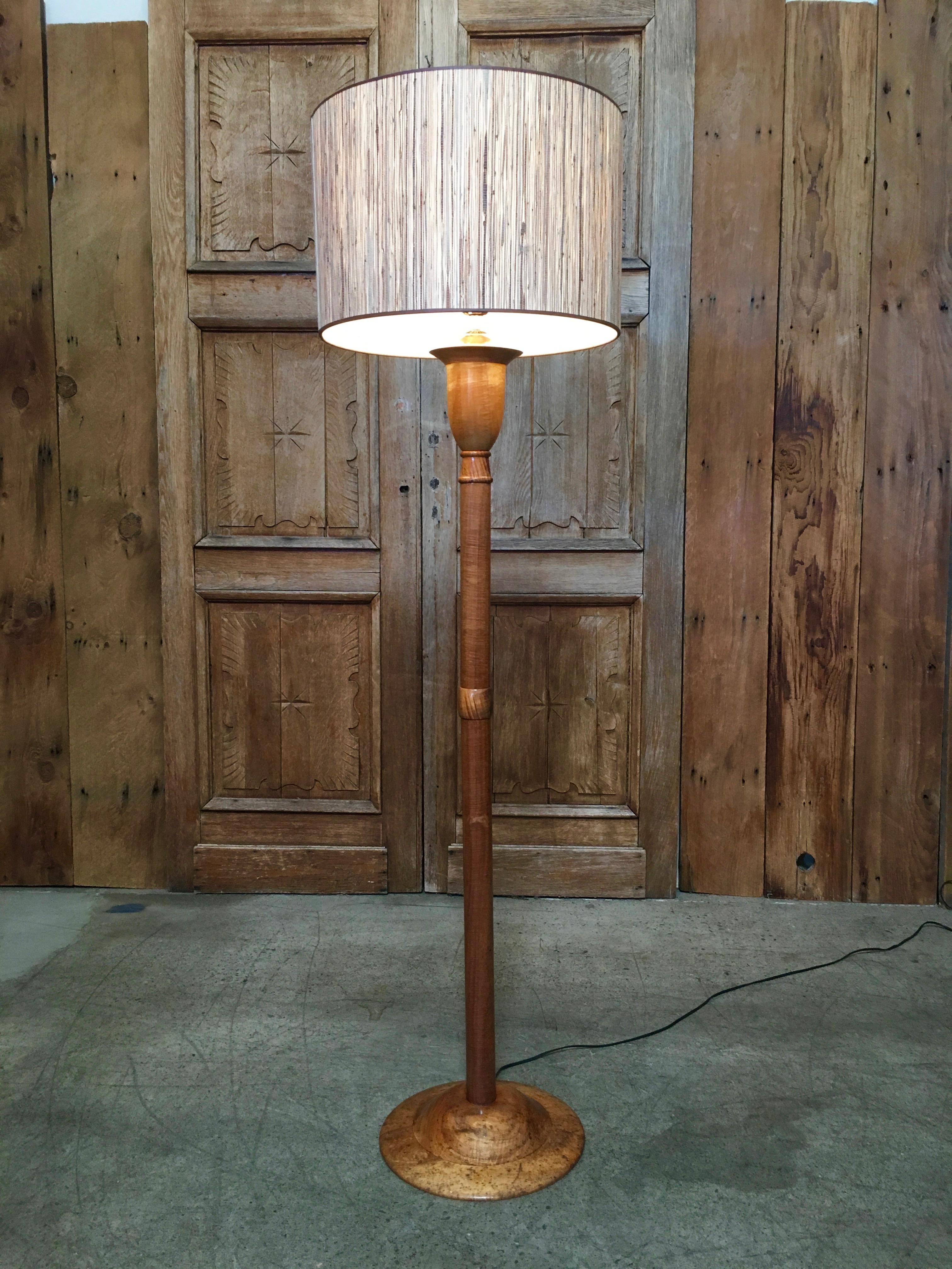 Moderne Lampadaire moderne en bois de Koa du XXe siècle en vente