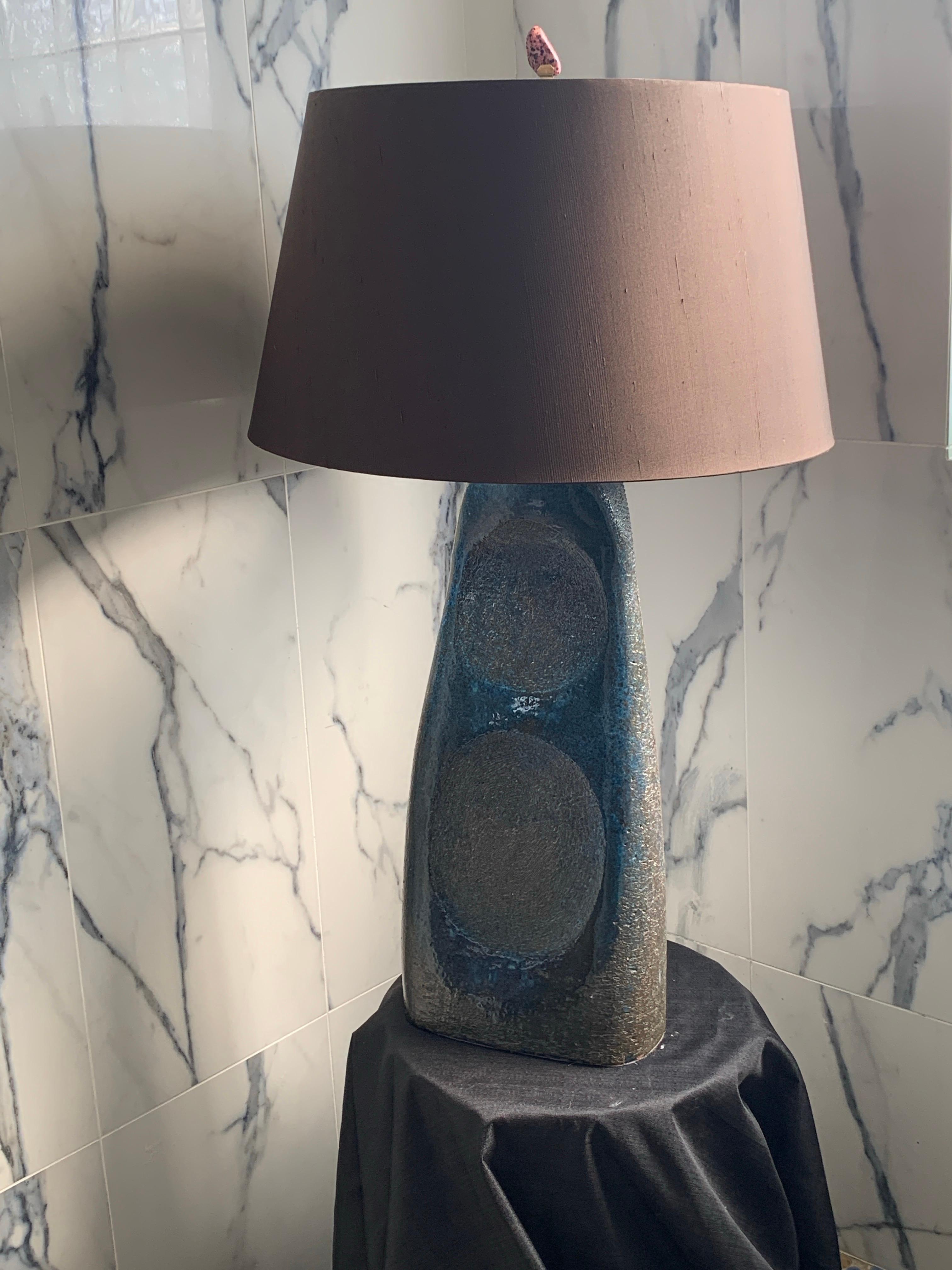 Lampe de table et abat-jour en poterie sculpturale originale d'artiste italien du 20e siècle moderne en vente 3
