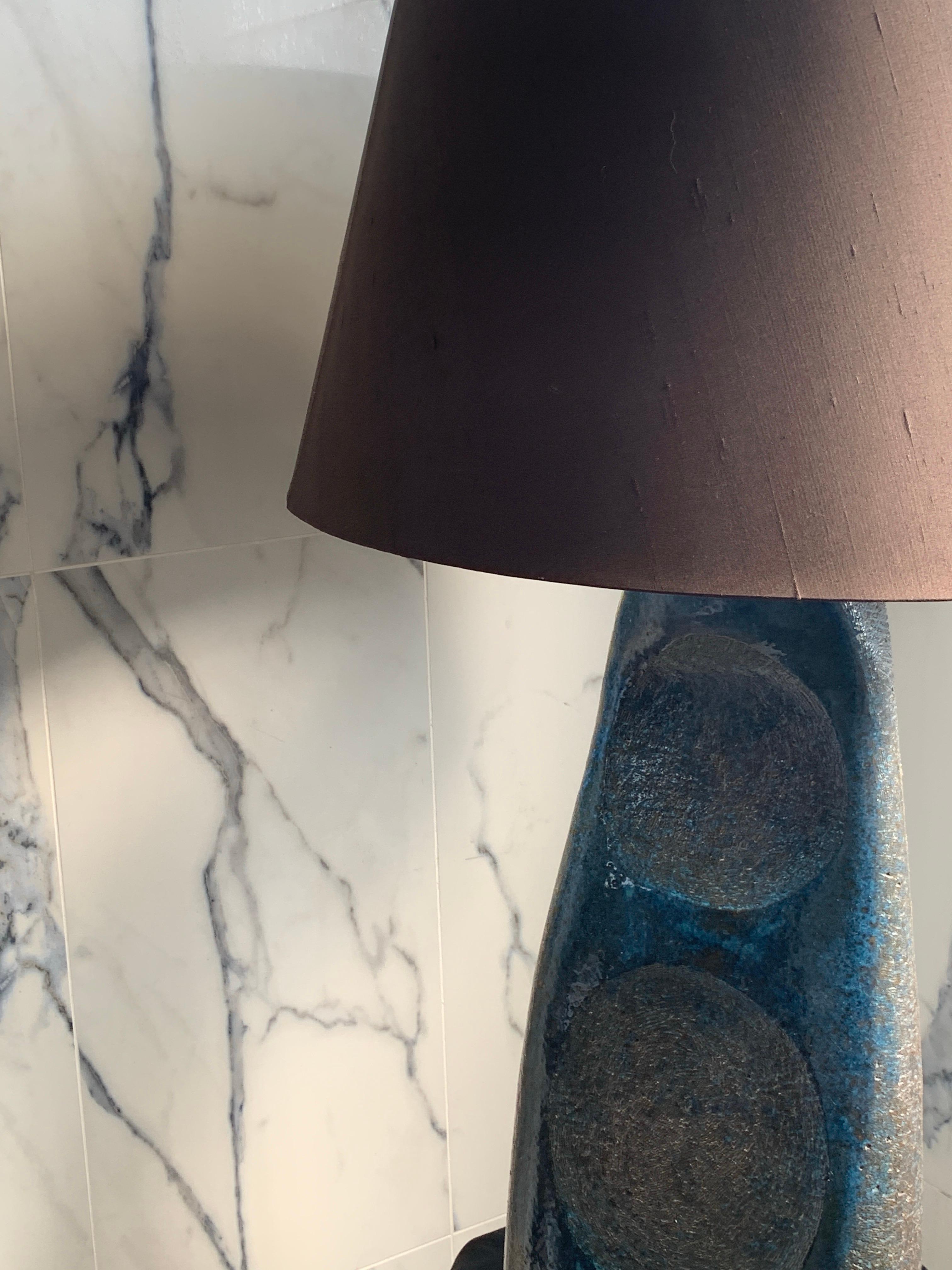 Lampe de table et abat-jour en poterie sculpturale originale d'artiste italien du 20e siècle moderne en vente 4