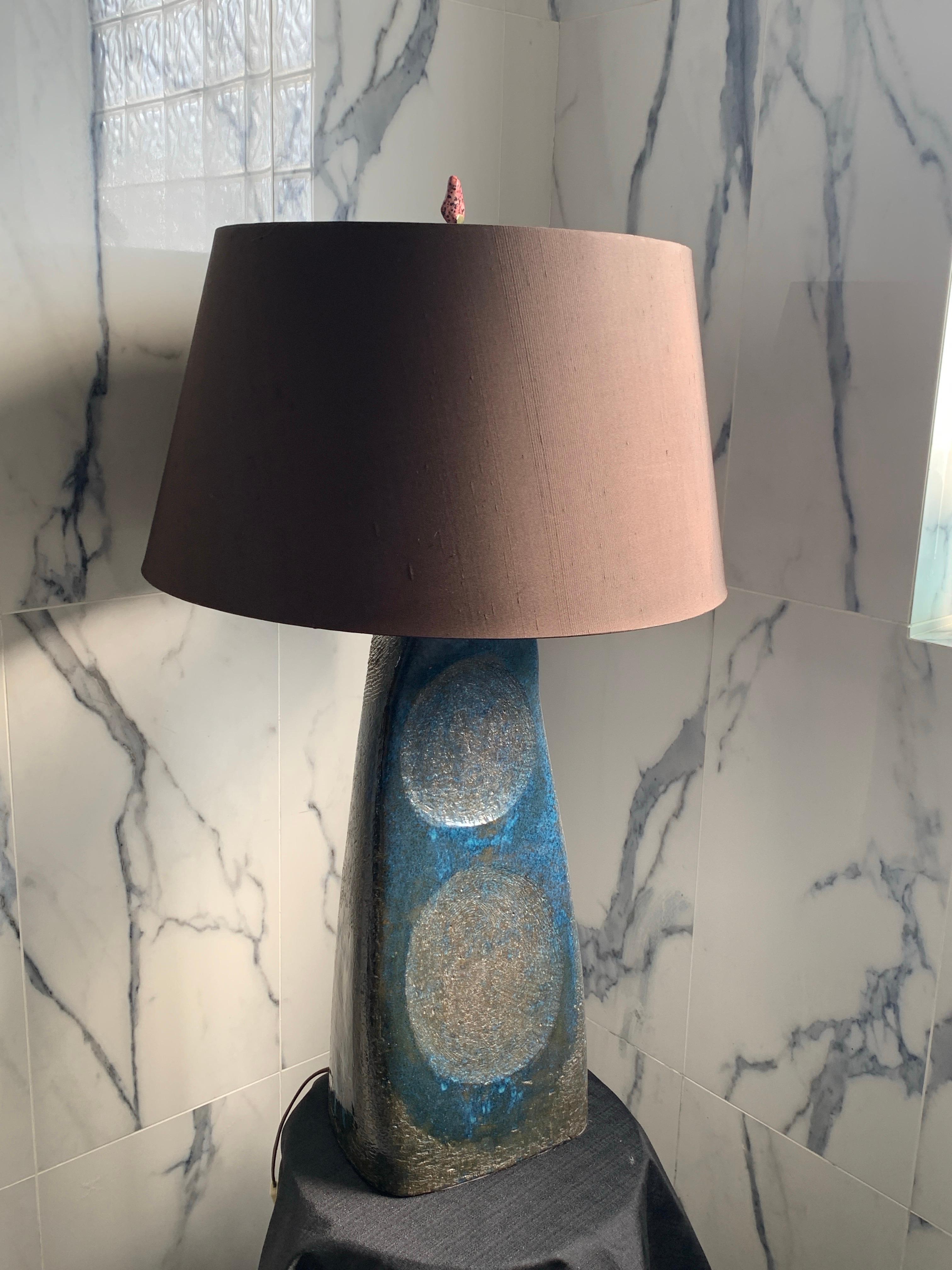 Lampe de table et abat-jour en poterie sculpturale originale d'artiste italien du 20e siècle moderne en vente 6