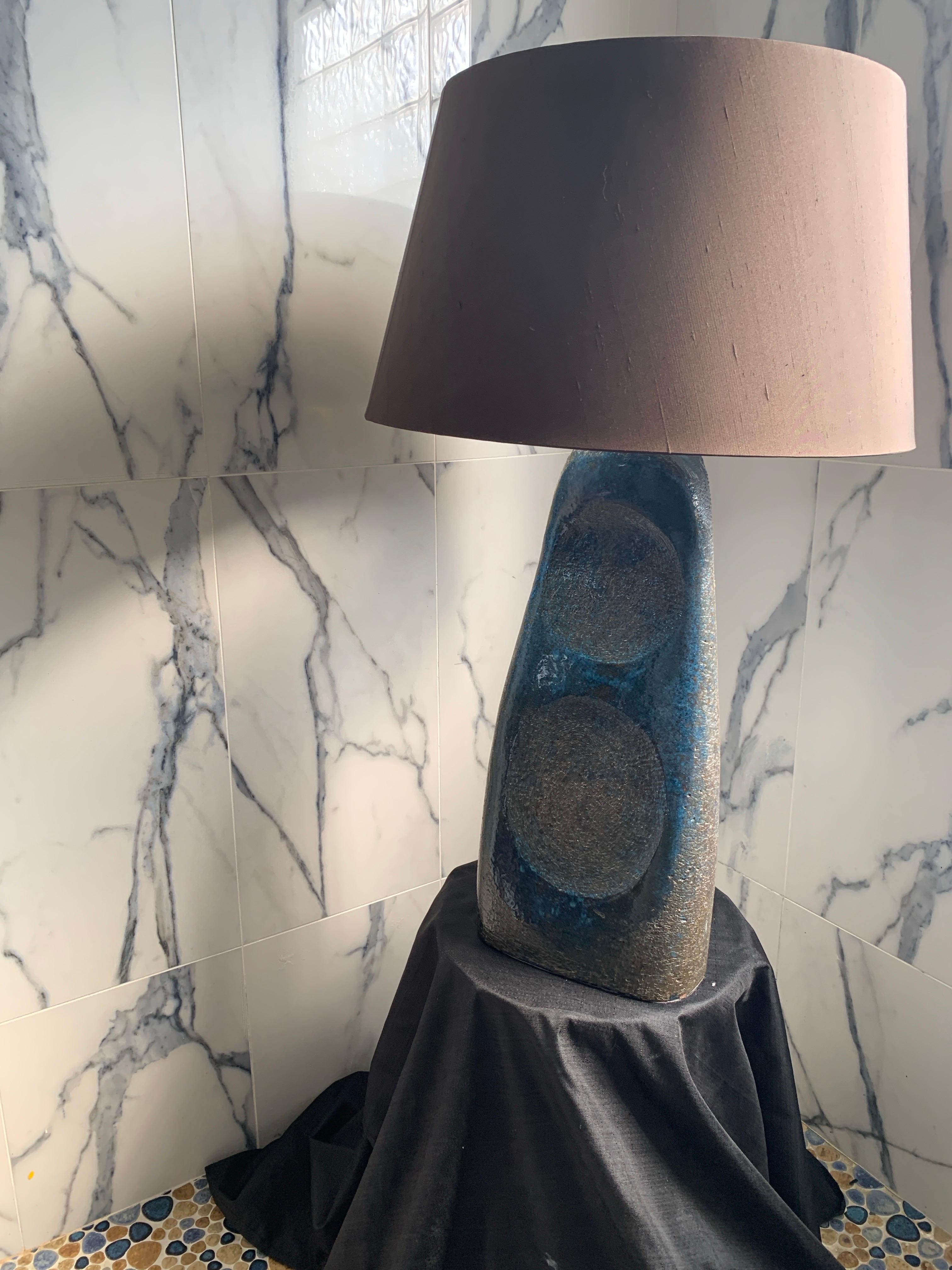 Lampe de table et abat-jour en poterie sculpturale originale d'artiste italien du 20e siècle moderne en vente 7