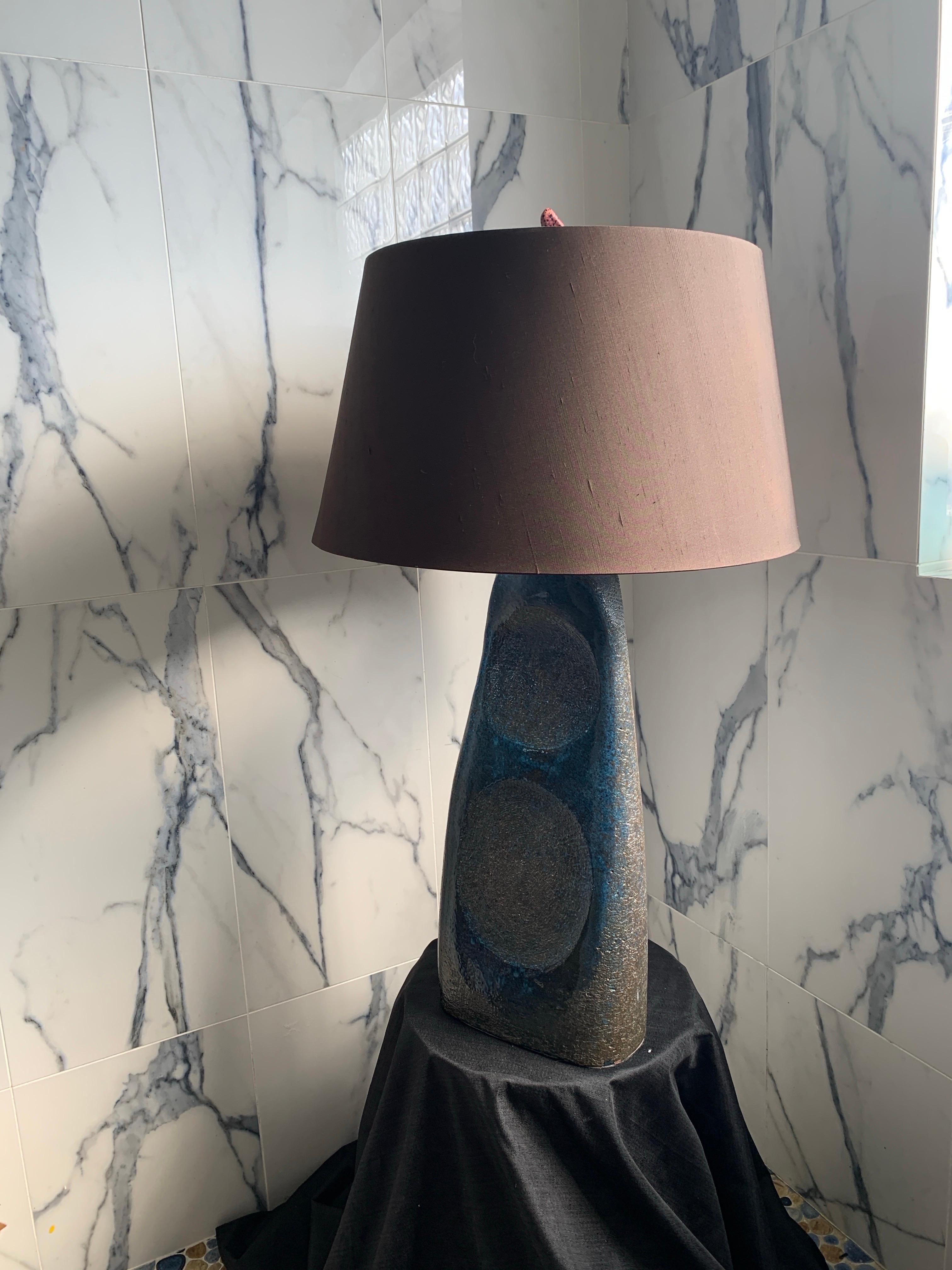 Lampe de table et abat-jour en poterie sculpturale originale d'artiste italien du 20e siècle moderne en vente 9