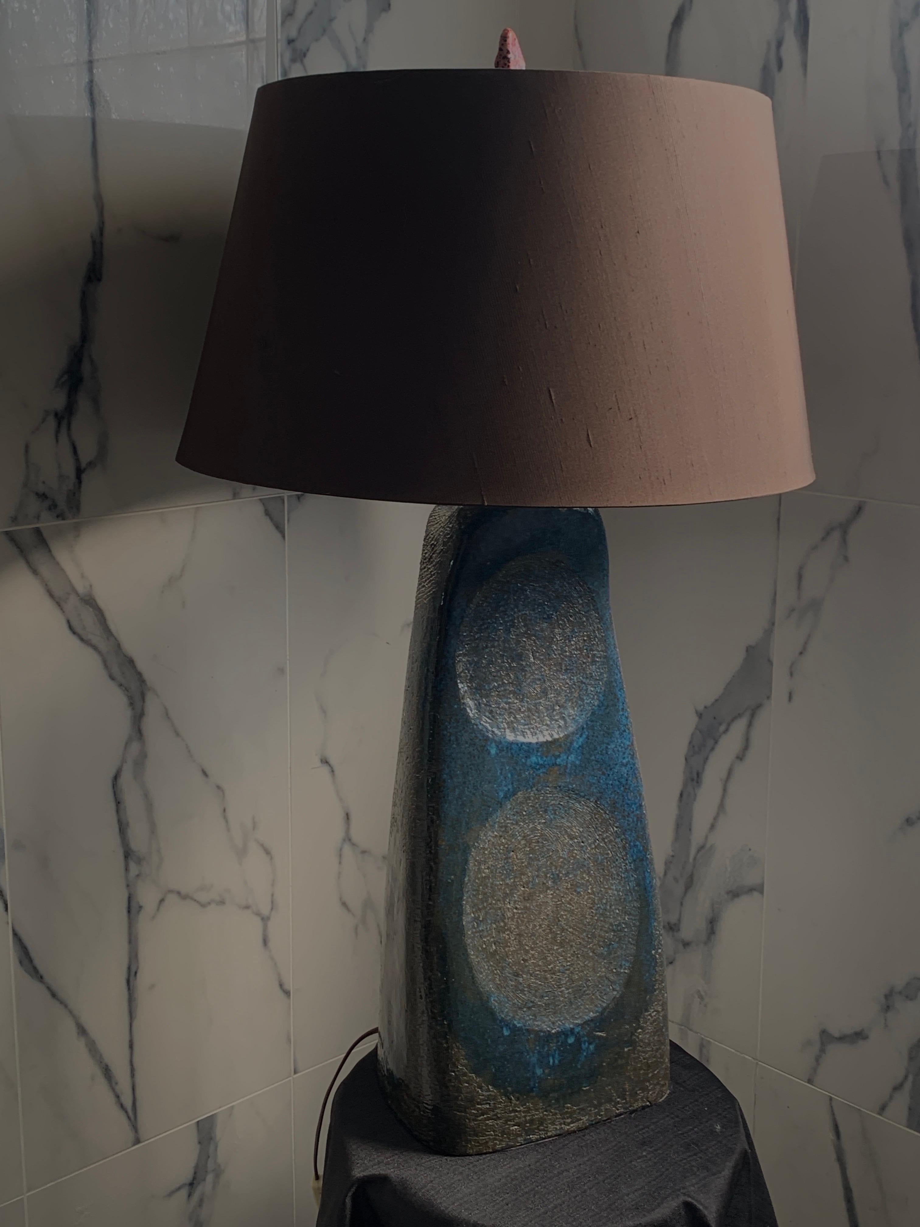 Lampe de table et abat-jour en poterie sculpturale originale d'artiste italien du 20e siècle moderne Bon état - En vente à Palm Springs, CA