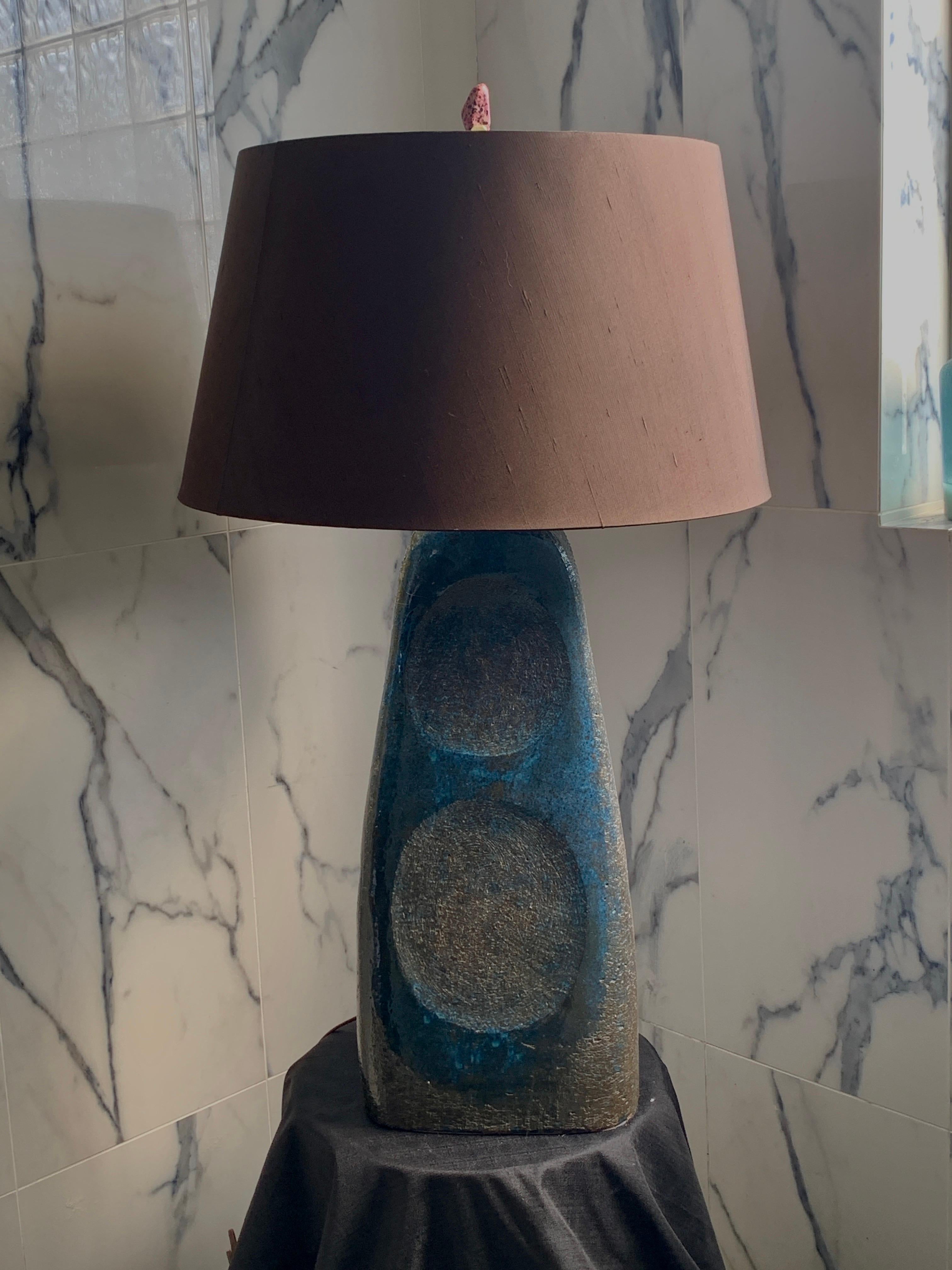 Poteries Lampe de table et abat-jour en poterie sculpturale originale d'artiste italien du 20e siècle moderne en vente