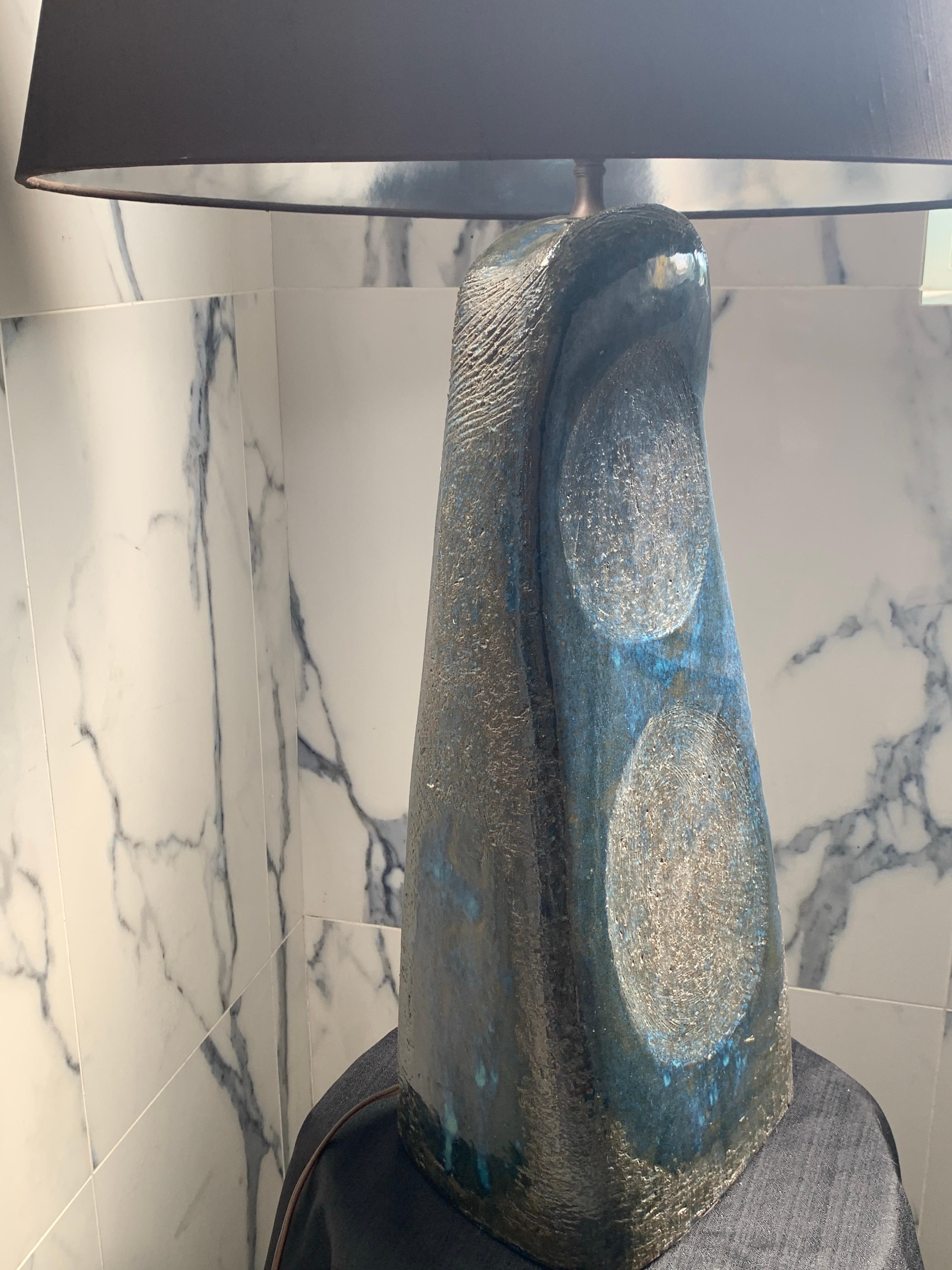 Lampe de table et abat-jour en poterie sculpturale originale d'artiste italien du 20e siècle moderne en vente 1