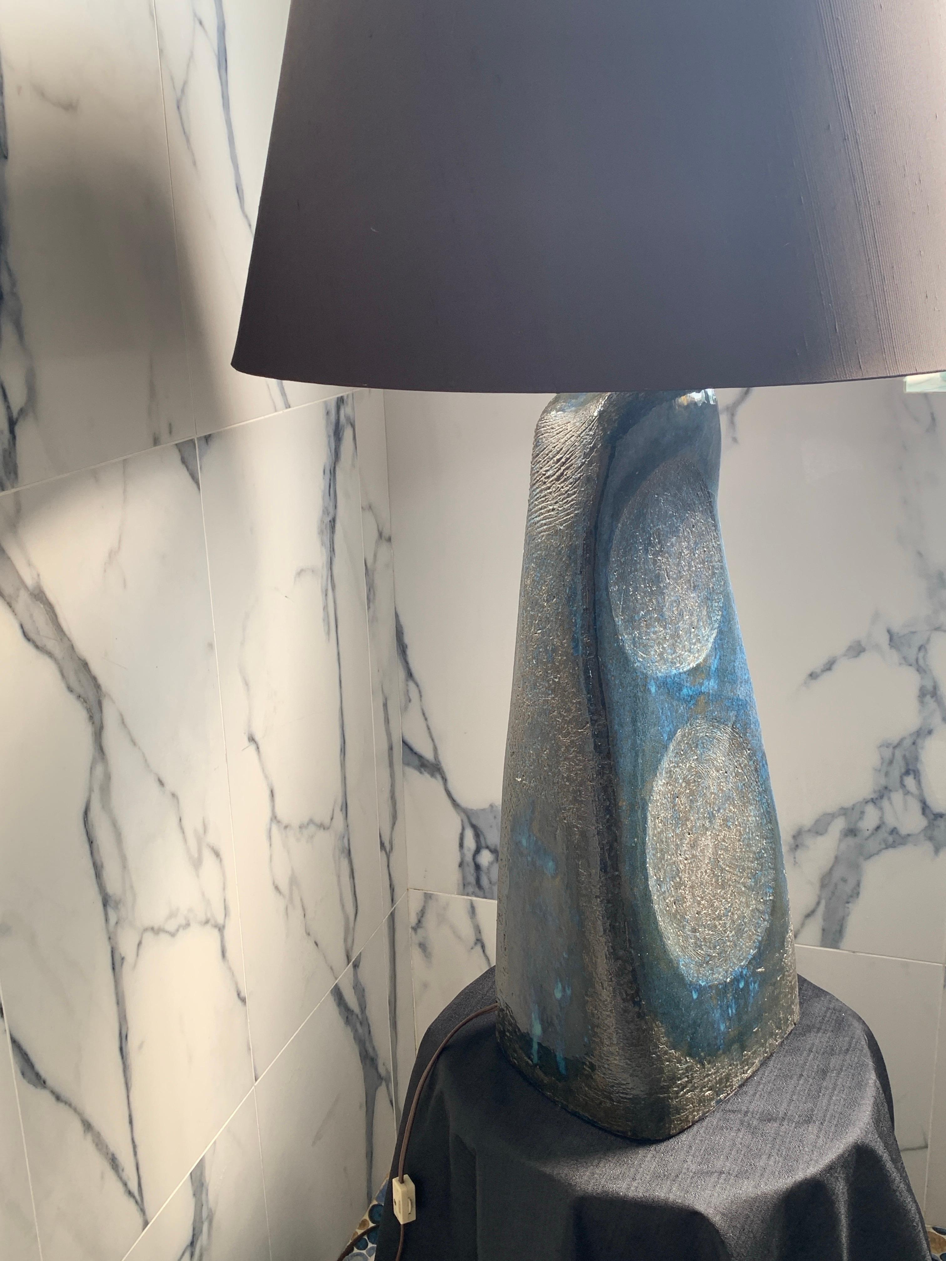 Lampe de table et abat-jour en poterie sculpturale originale d'artiste italien du 20e siècle moderne en vente 2