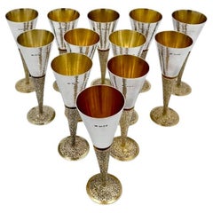 Moderne Suite des 20. Jahrhunderts Zwölf Champagnerflöten aus Sterlingsilber London 1968 