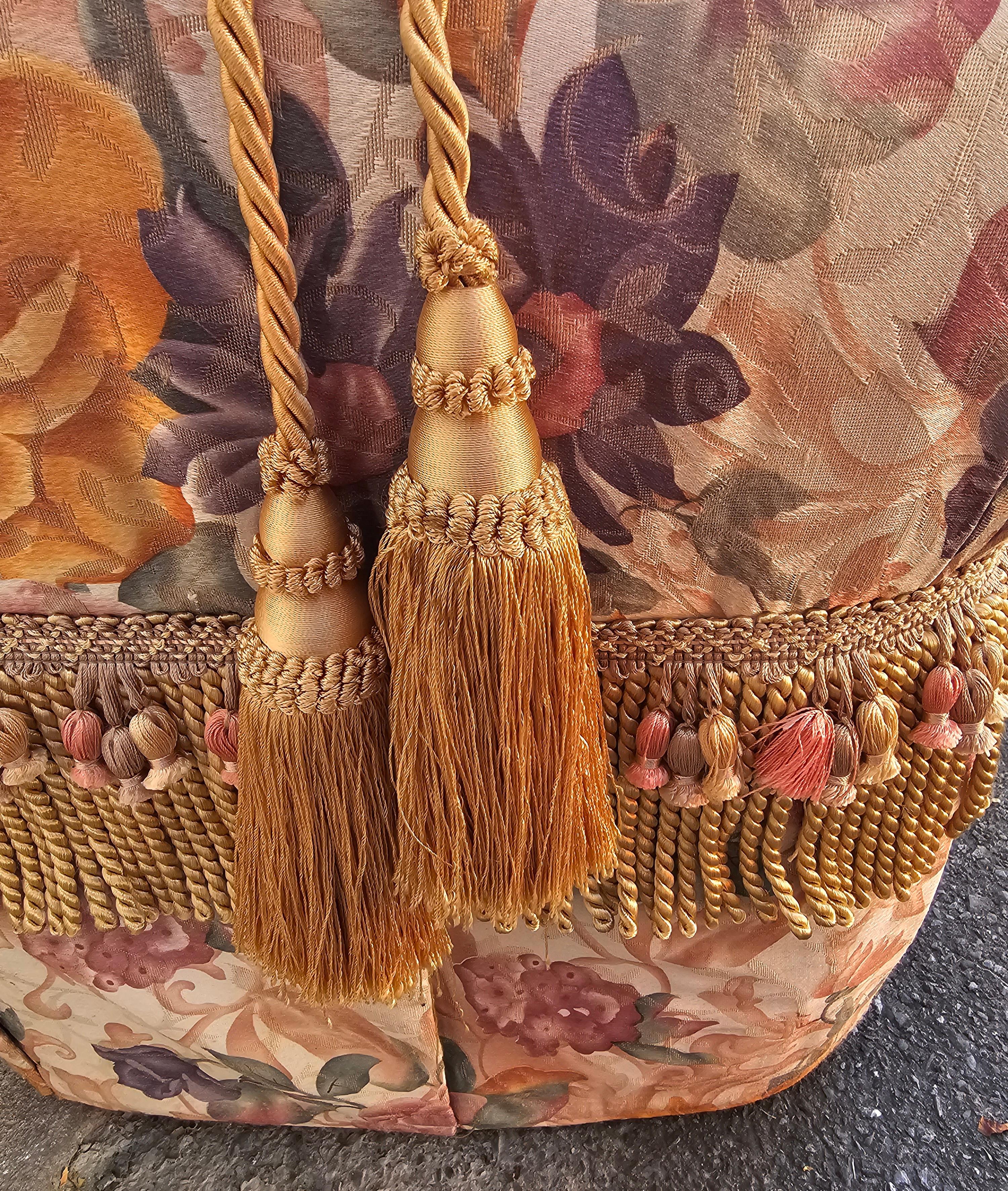 Moderne gepolsterte dekorative Fußhocker-Ottomanen des 20. Jahrhunderts, Paar im Angebot 8