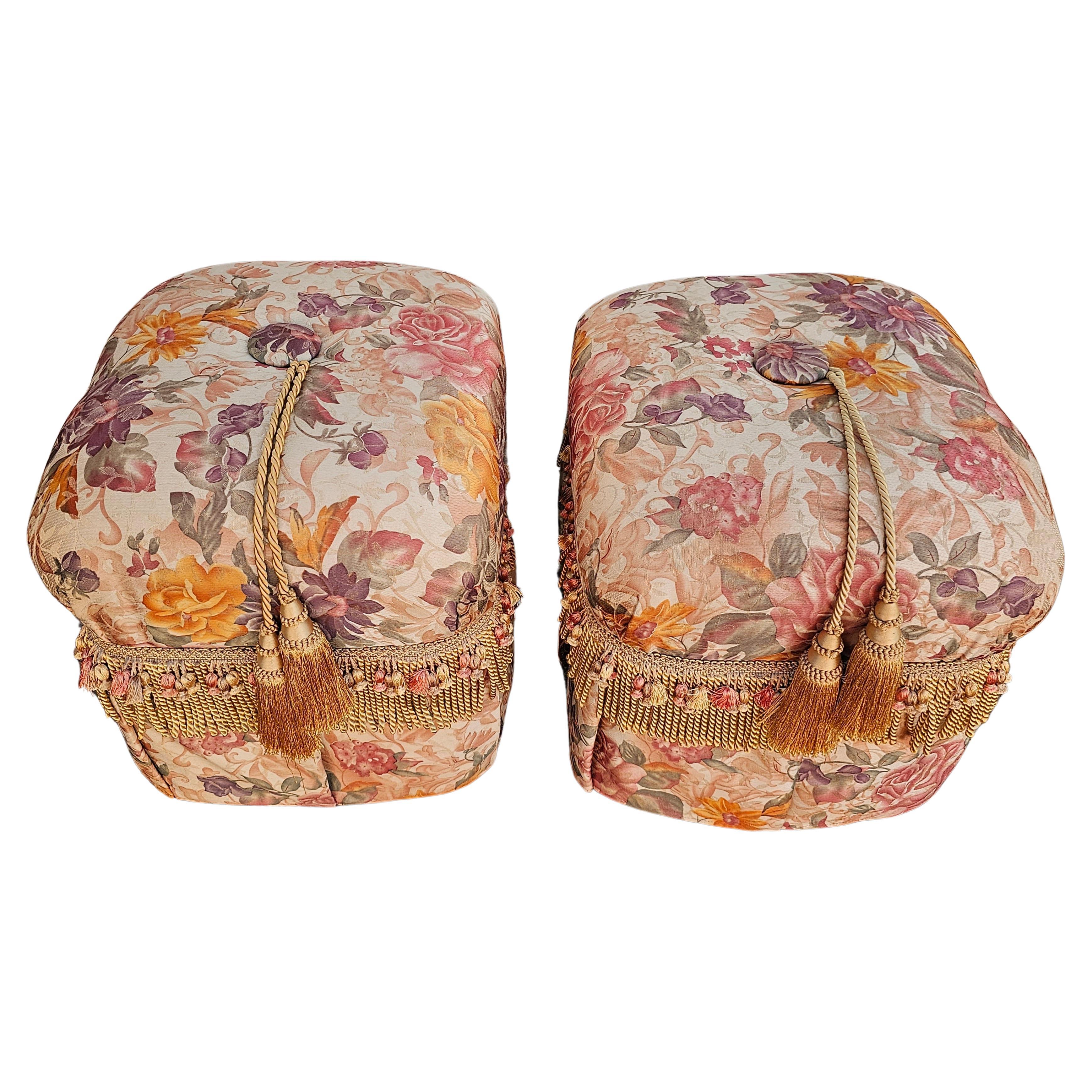 20. Jahrhundert Moderne gepolsterte dekorative Fußhocker Ottomane, Paar. Dieses Paar ist aus Polyester-Textil, polychromem Bezug, Polyurethan-Schaumstoff, Karton und Holzunterbau gefertigt. Maße 18