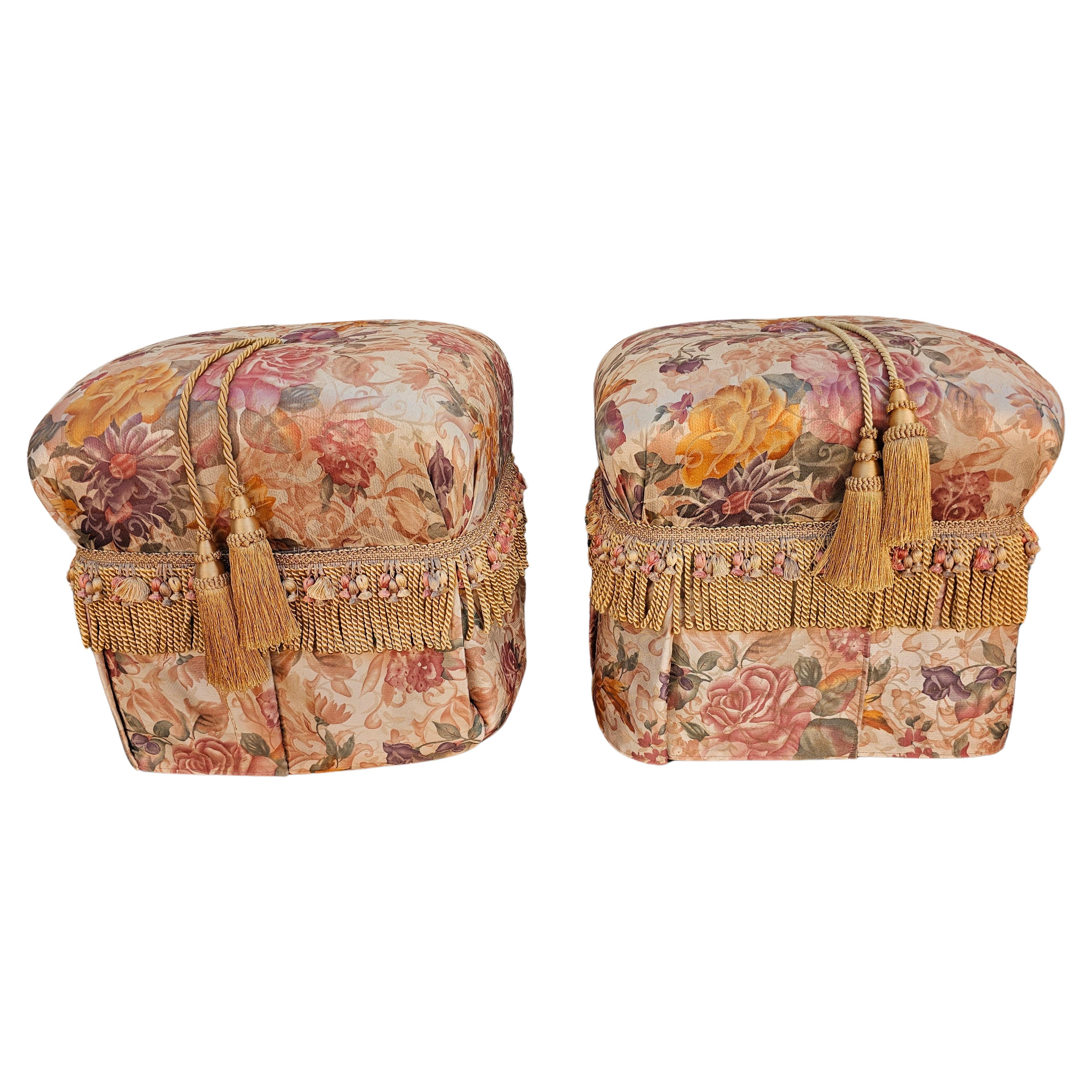Moderne gepolsterte dekorative Fußhocker-Ottomanen des 20. Jahrhunderts, Paar im Angebot