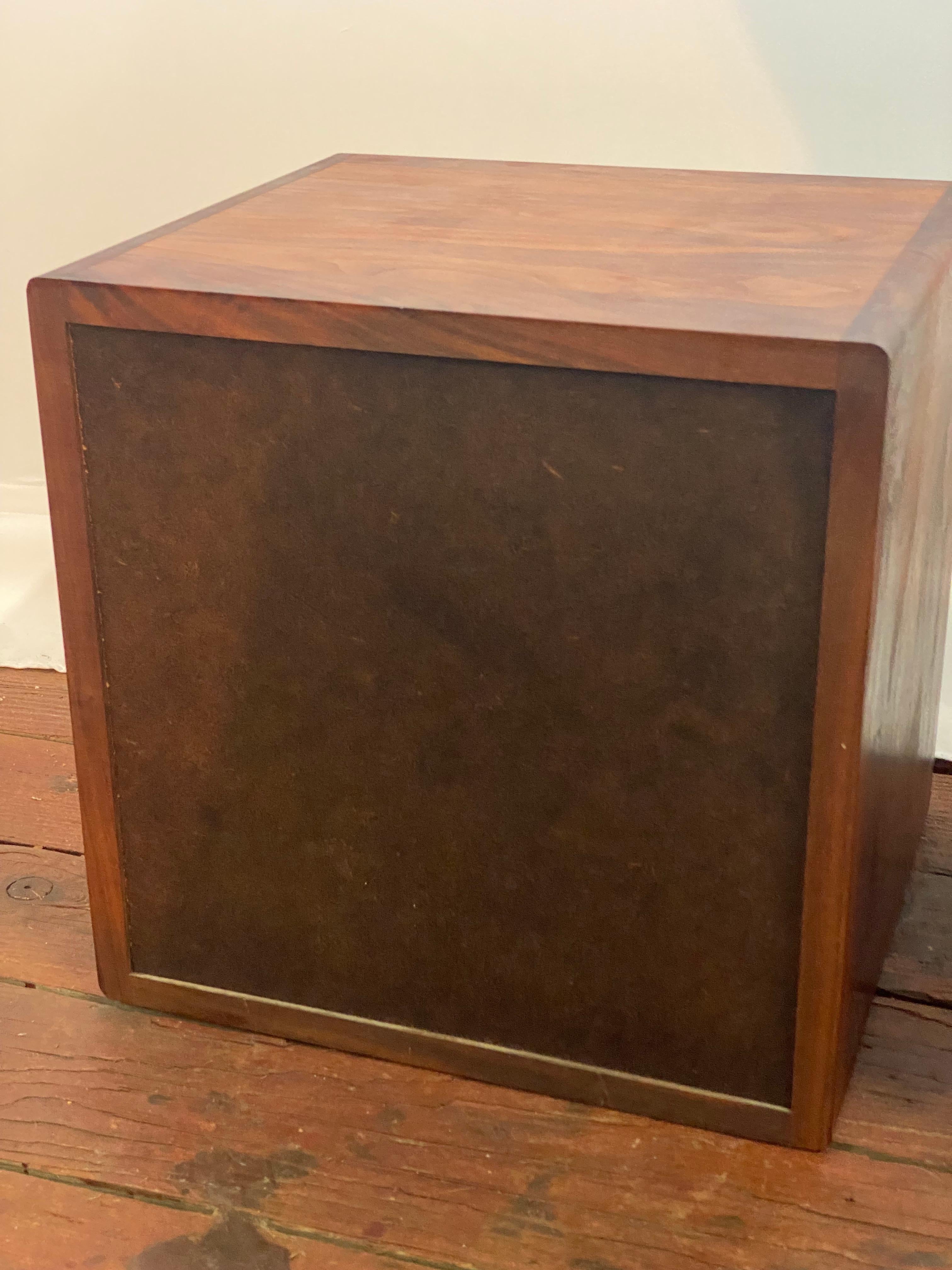 Cubos de registro de nogal modernos del siglo XX en venta 6