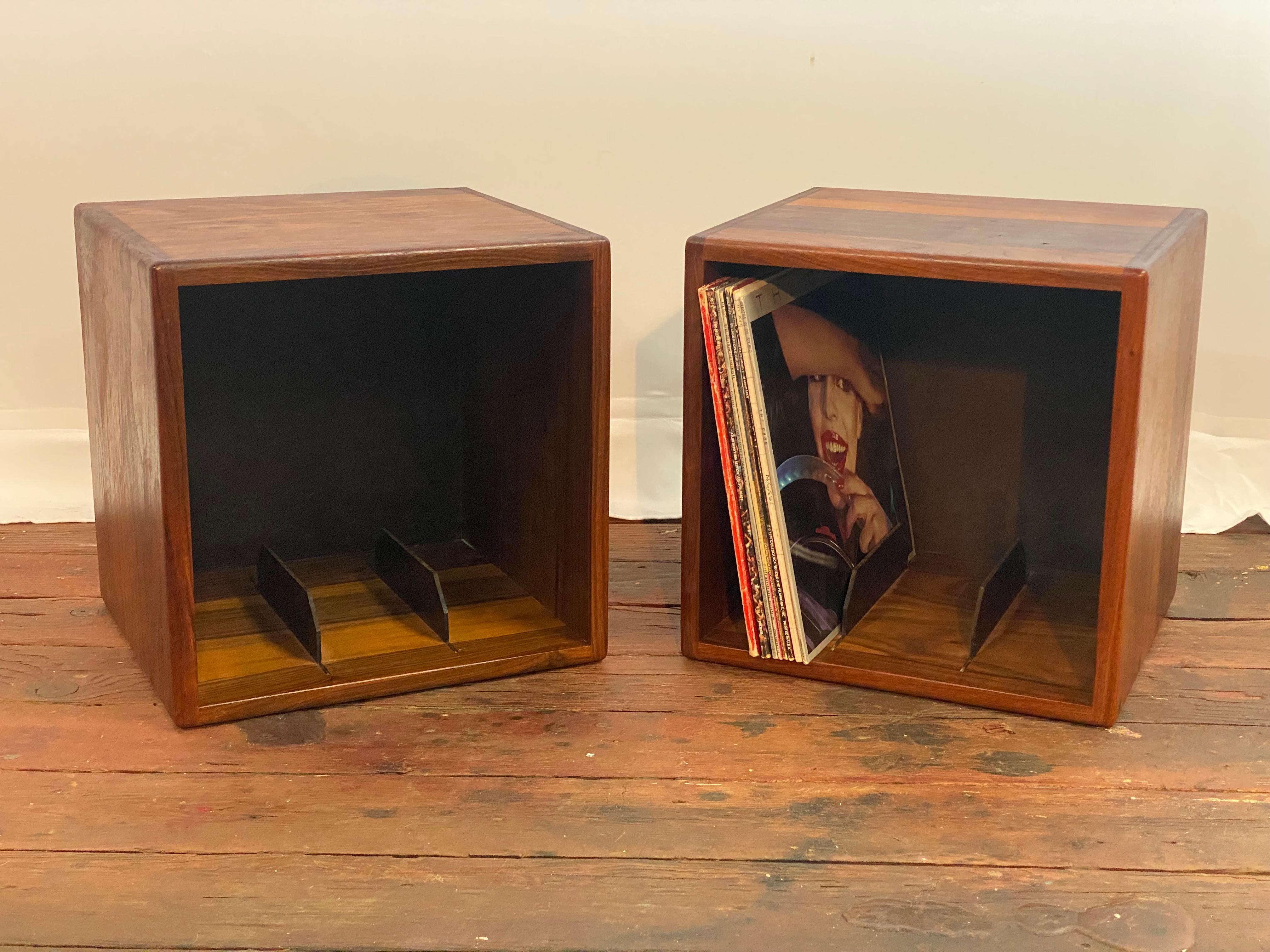 Cubos de disco de nogal bien labrados. Circa 1960-1970. Cada una tiene dos separadores de masonita y un respaldo de masonita. Las partes superior e inferior de los laterales son de carpintería de espigas vista. En ambos caben bastantes pilas de