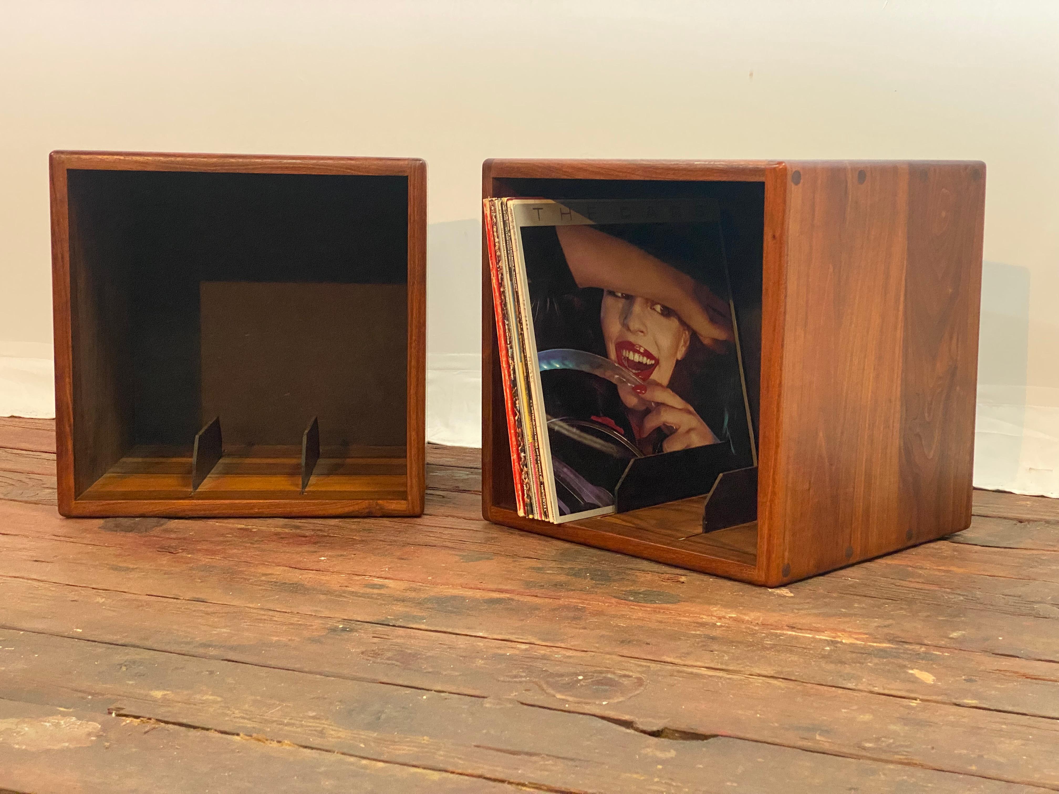 Cubos de registro de nogal modernos del siglo XX Moderno de mediados de siglo en venta