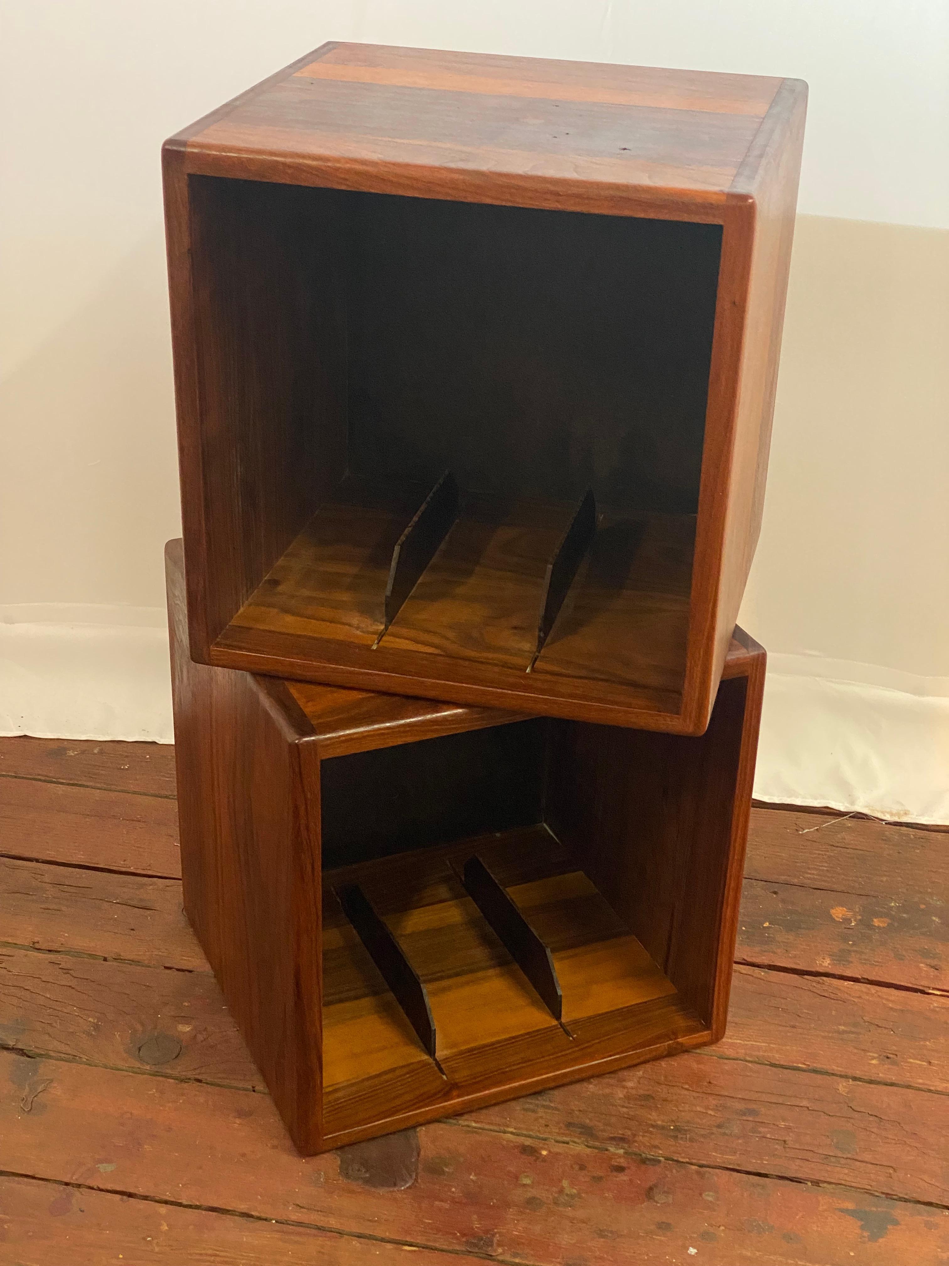 Cubos de registro de nogal modernos del siglo XX Estadounidense en venta