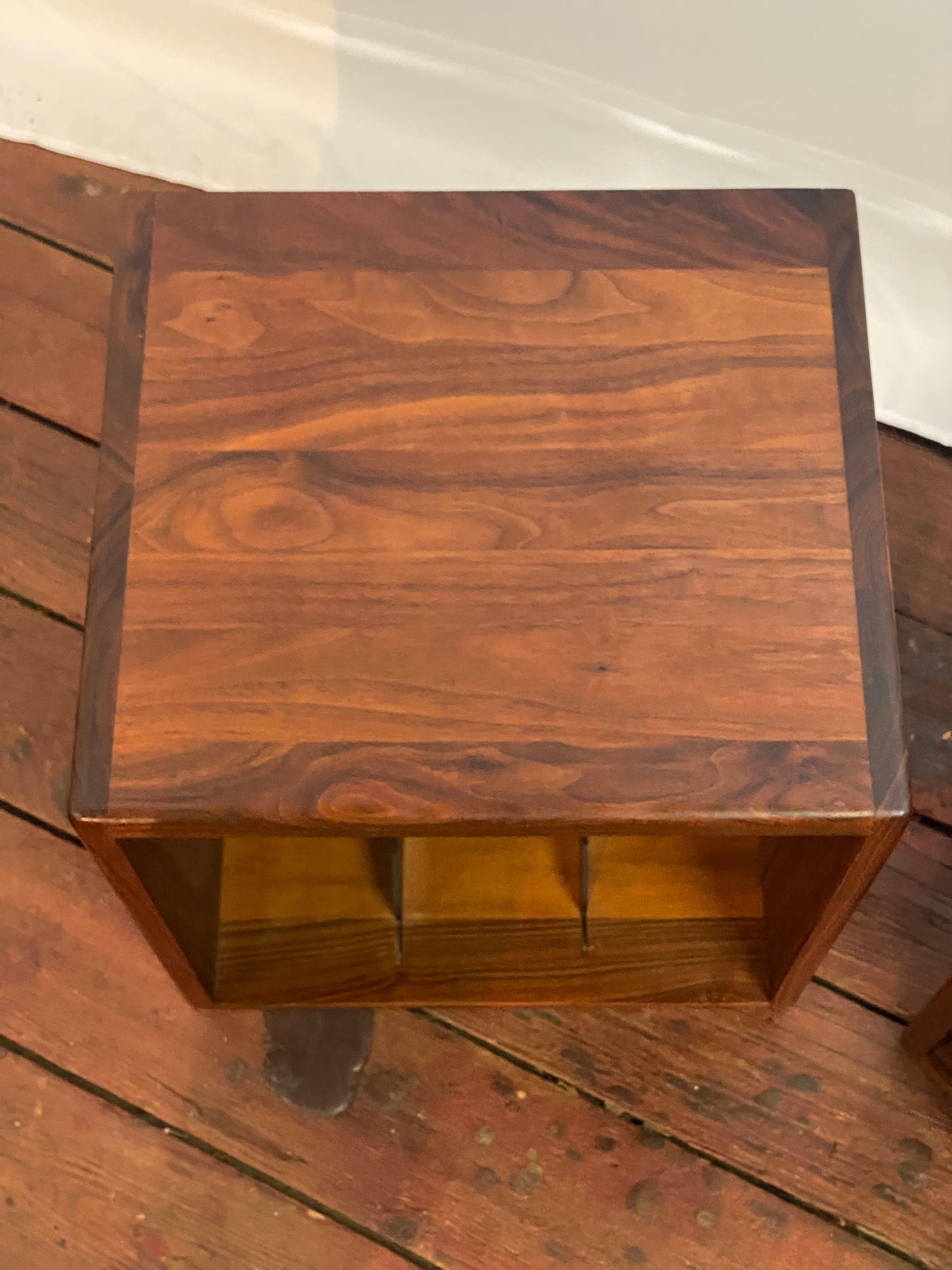 Cubos de registro de nogal modernos del siglo XX mediados del siglo XX en venta