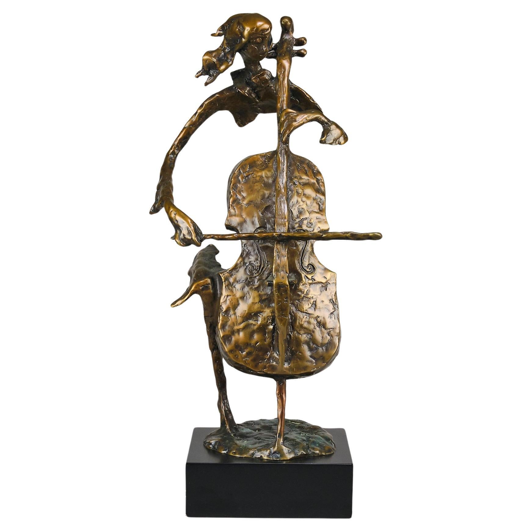 Sculpture en bronze moderniste du 20e siècle intitulée "Cellist" par Bernard Kim en vente