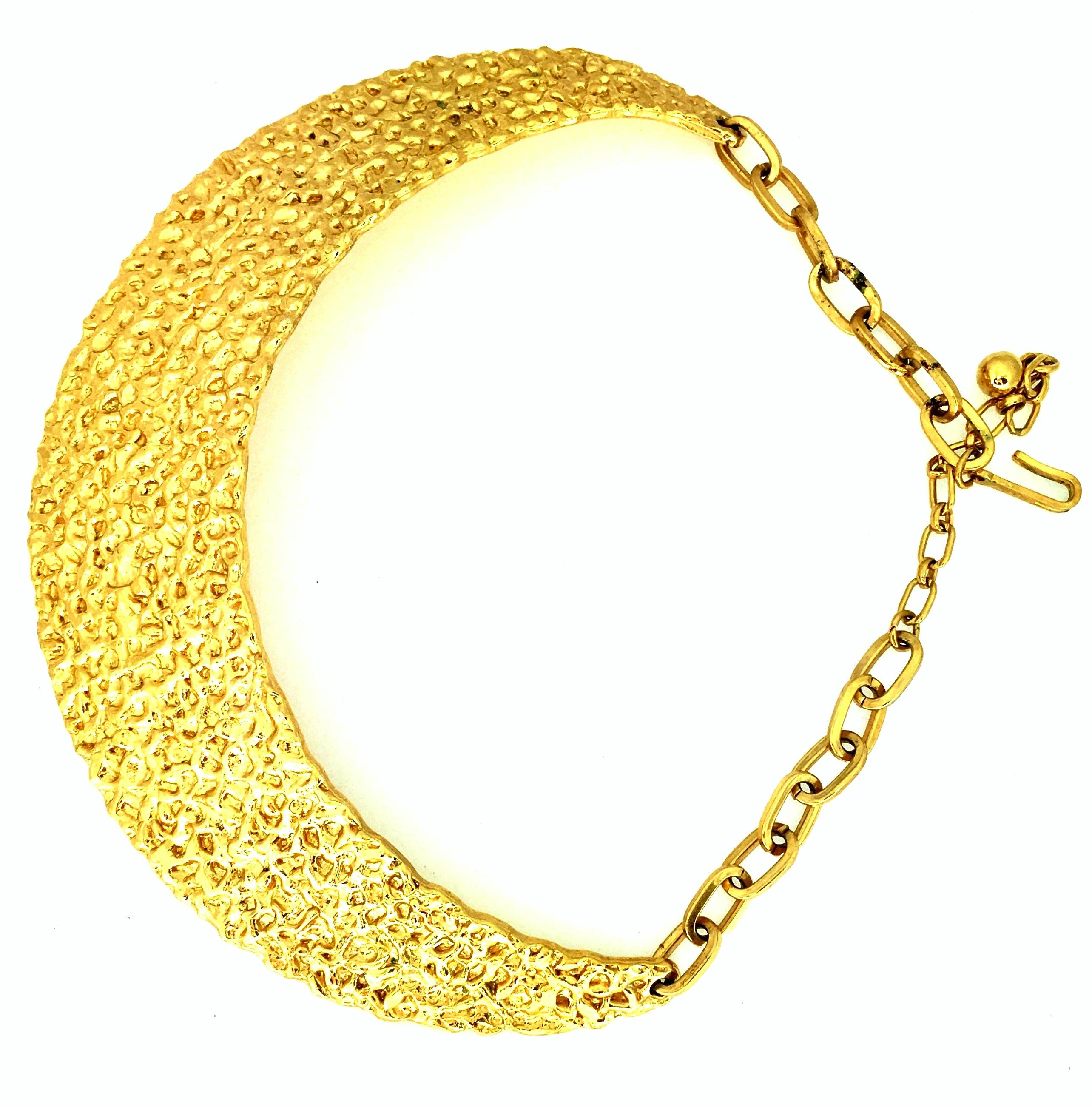 20th Century Modernist Gold Hammered Collar Choker Style Necklace By, Trifari im Zustand „Gut“ im Angebot in West Palm Beach, FL