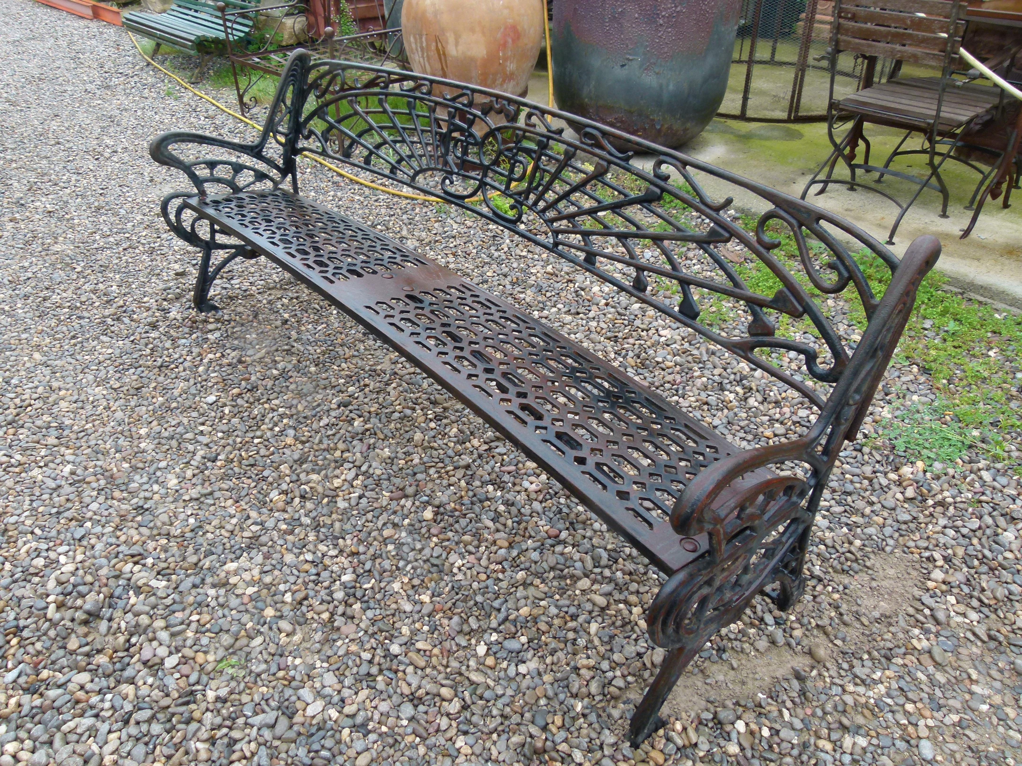 Banc de jardin de style moderniste du 20e siècle, en fer fondu, Espagne.
Parfait pour asseoir presque 4 personnes 

