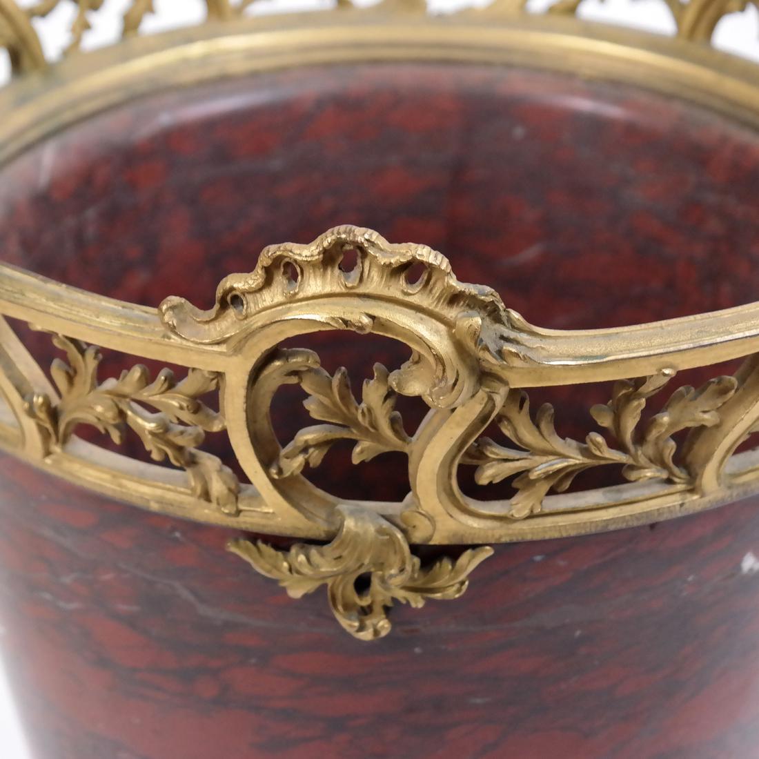 Francese Centrotavola monumentale in bronzo dorato del XX secolo con fioriera in marmo rosso in vendita