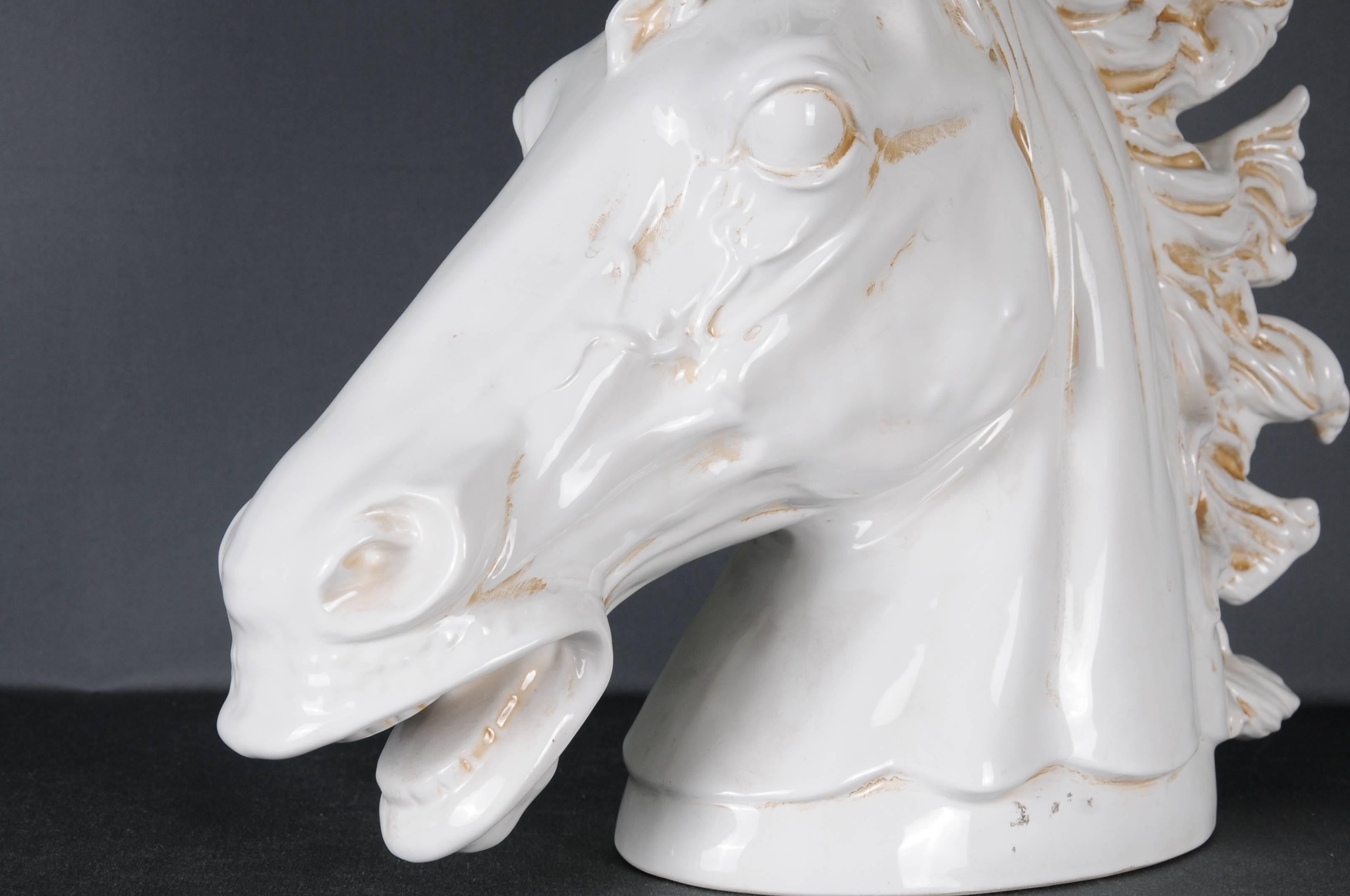 20ième siècle Tête de cheval monumentale du 20ème siècle, poterie de cheval blanc en vente