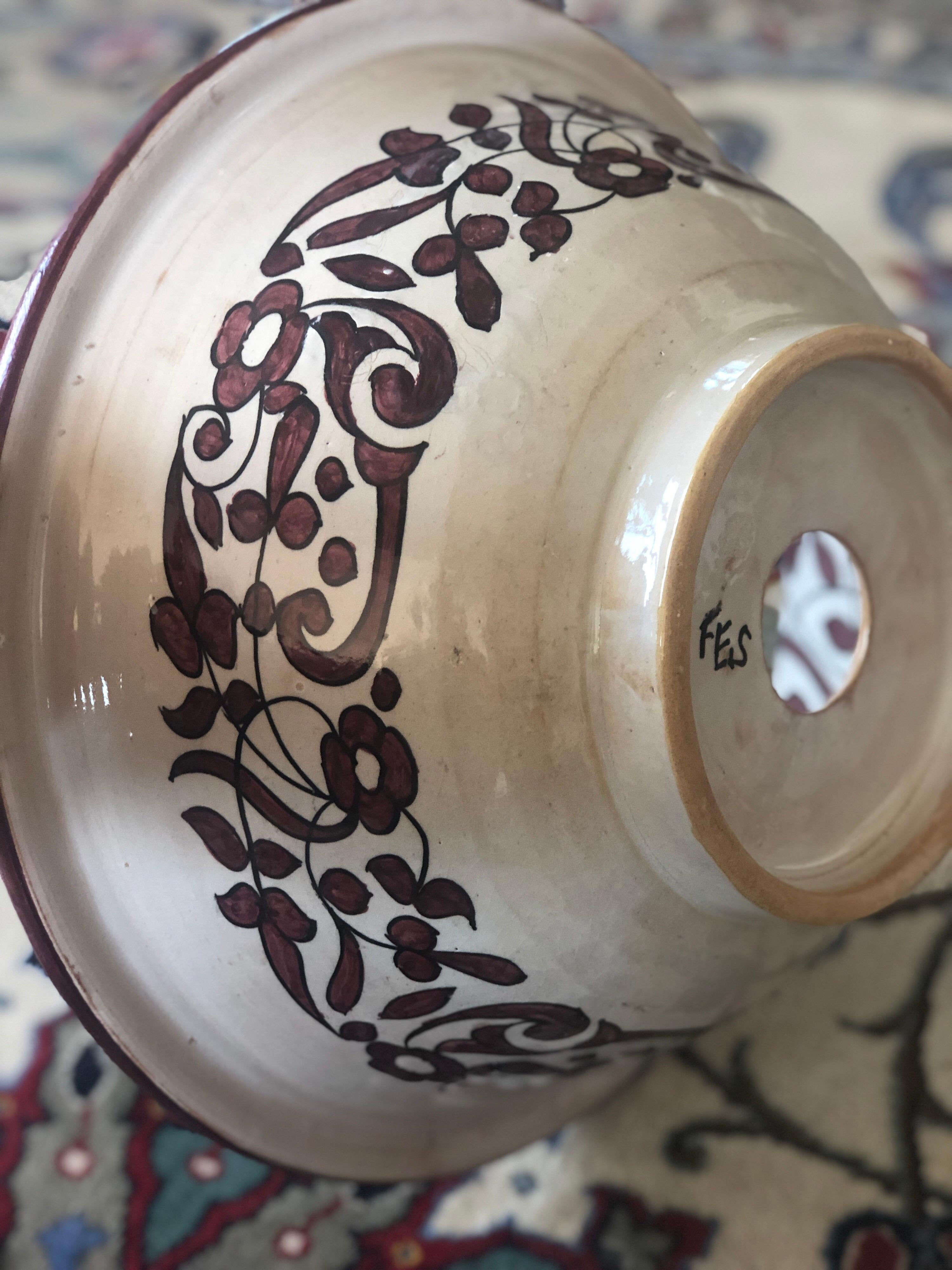 20th Century Moroccan Hand Painted Round Ceramic Sink in Red and Beige In Good Condition For Sale In Sofia, BG