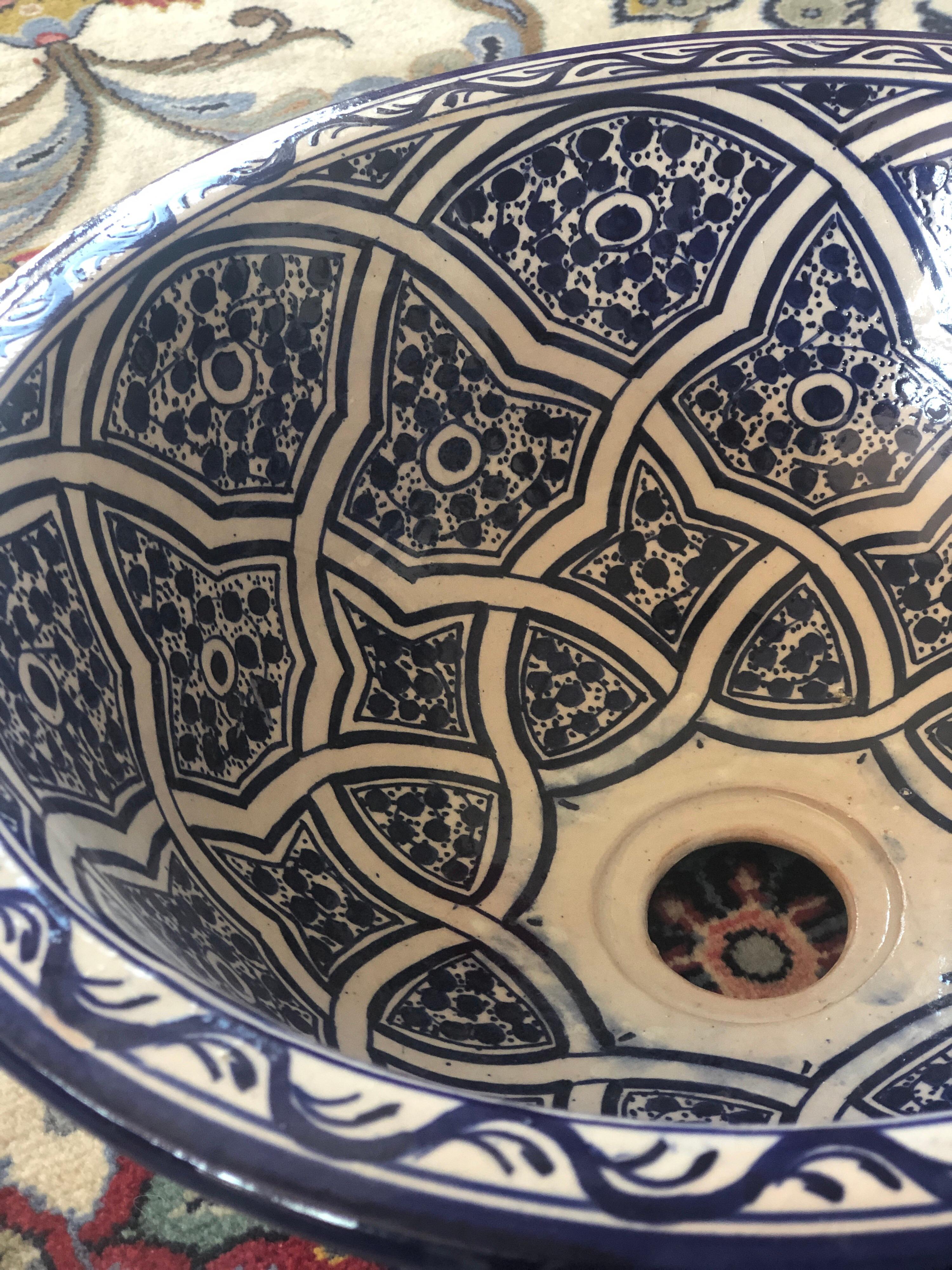 20th Century Moroccan Hand Painted Round Ceramic Sink in White and Blue In Good Condition In Sofia, BG