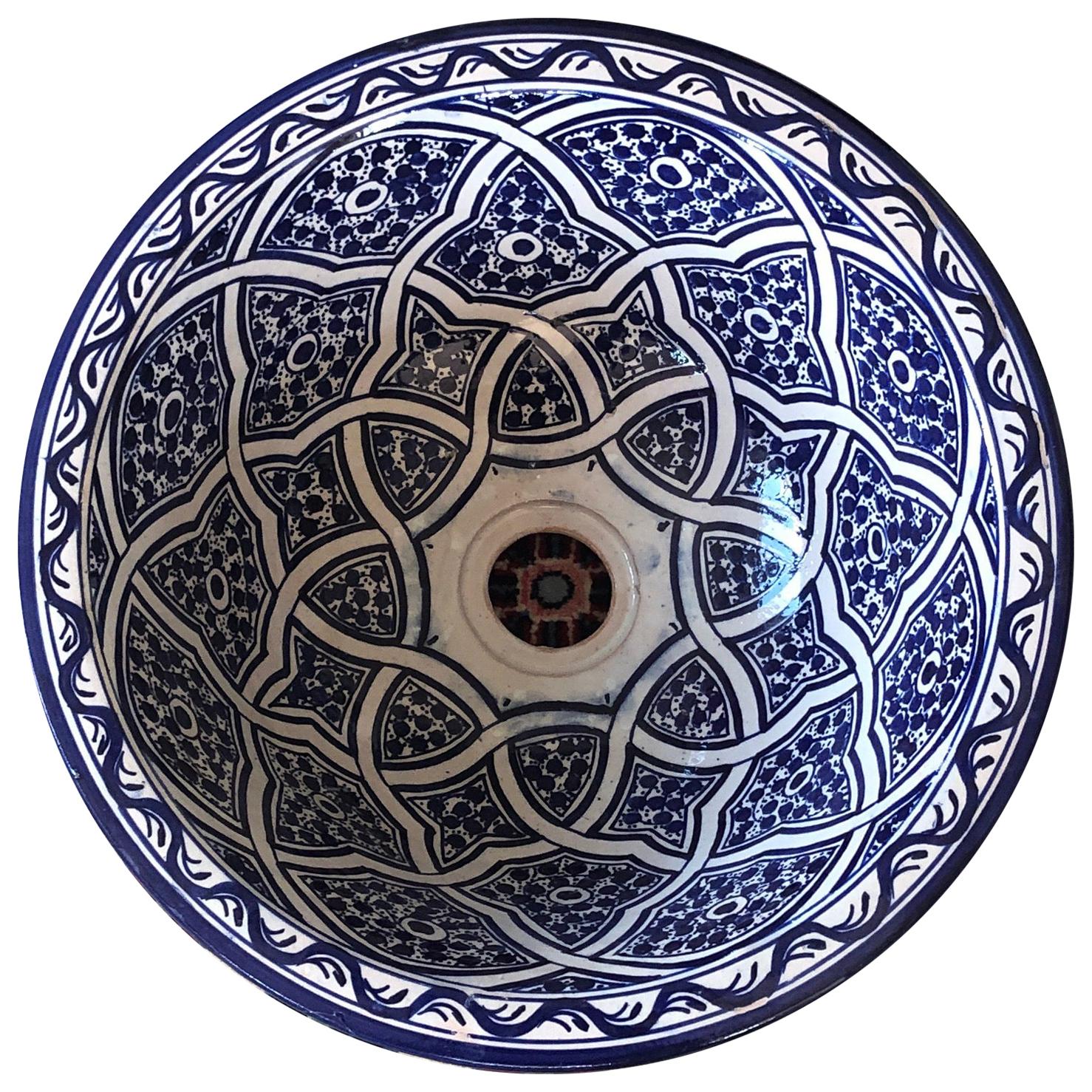 20th Century Moroccan Hand Painted Round Ceramic Sink in White and Blue