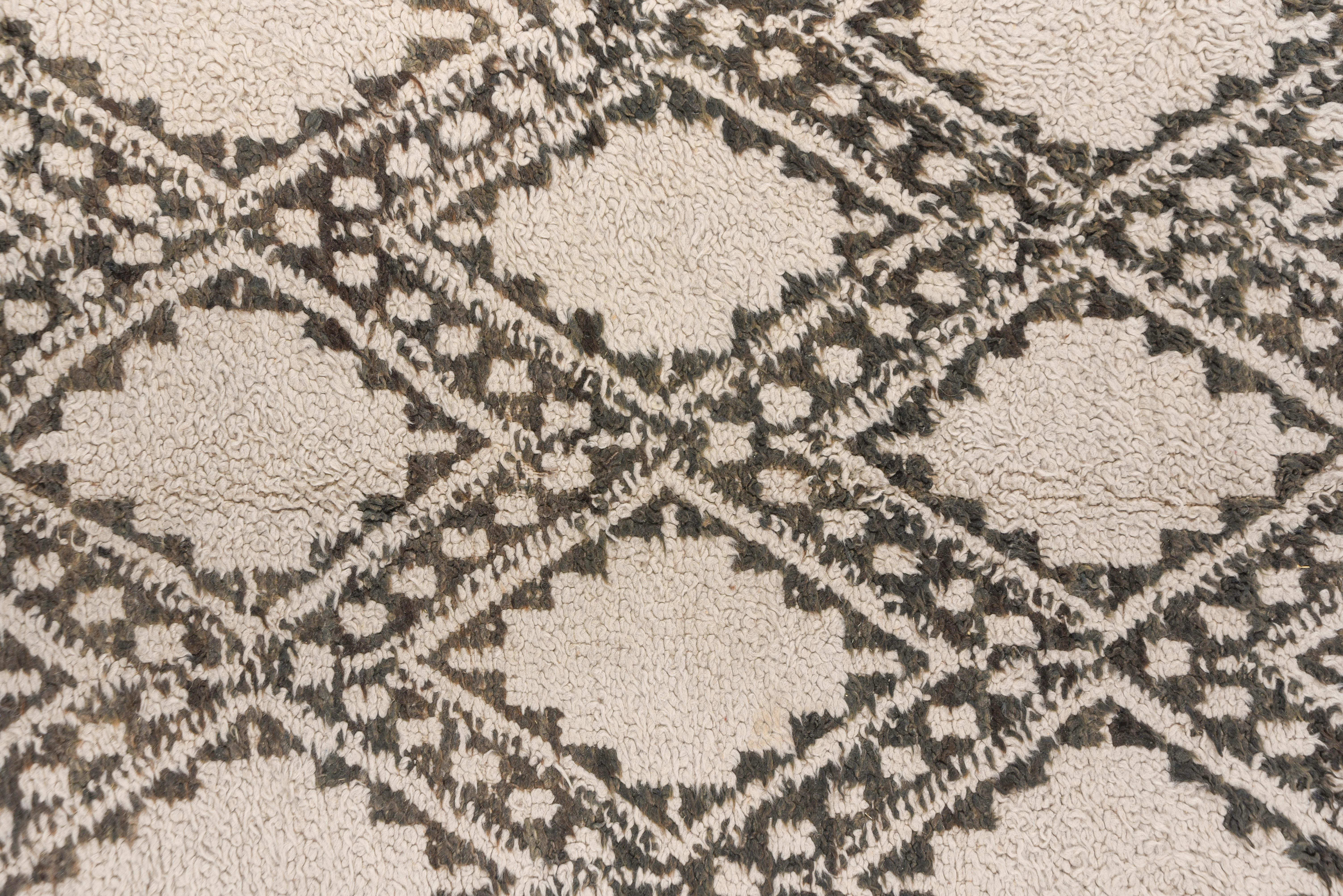 20th Century Moroccan Rug Ivory and Olive Tones For Sale 1
