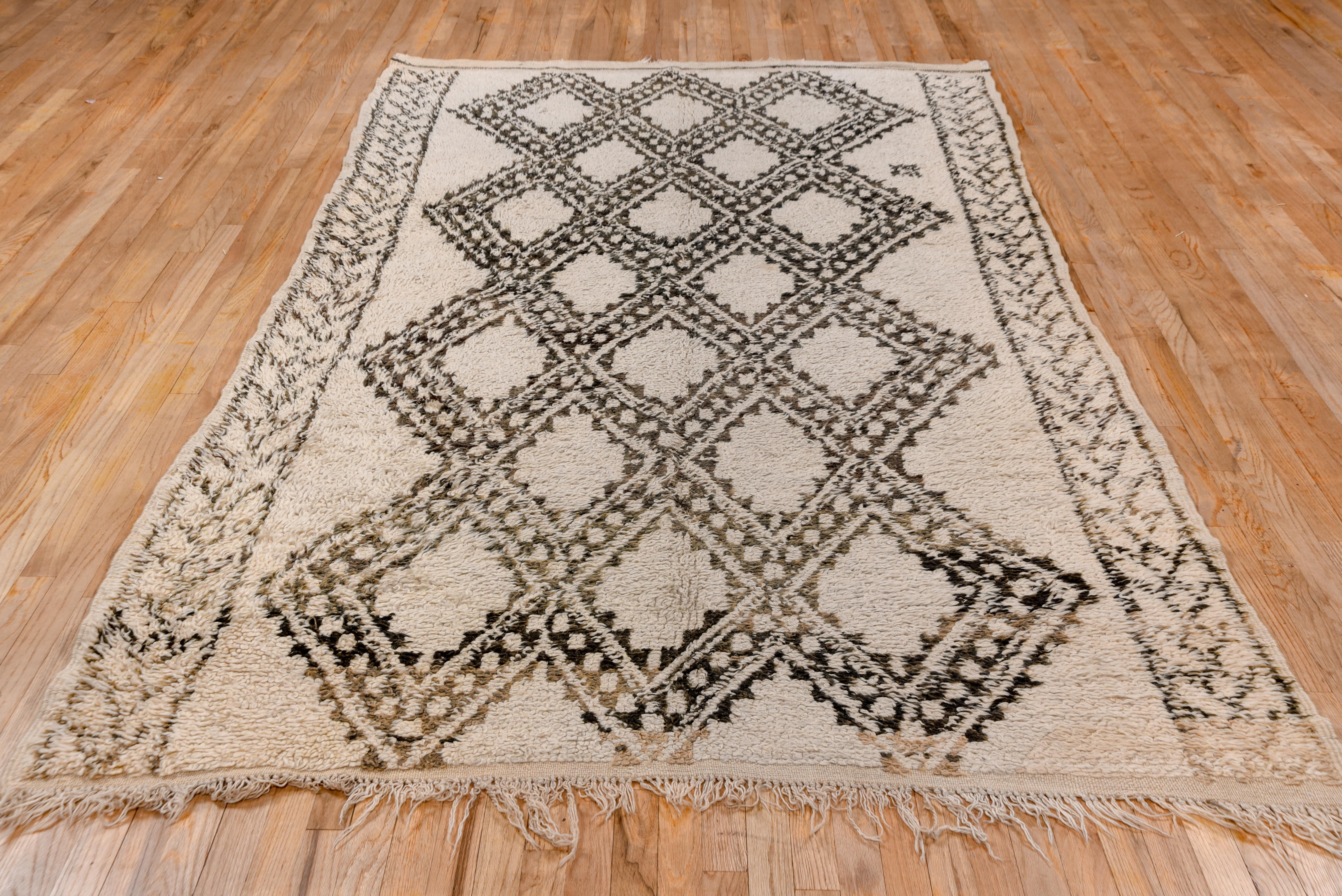 20th Century Moroccan Rug Ivory and Olive Tones For Sale 2