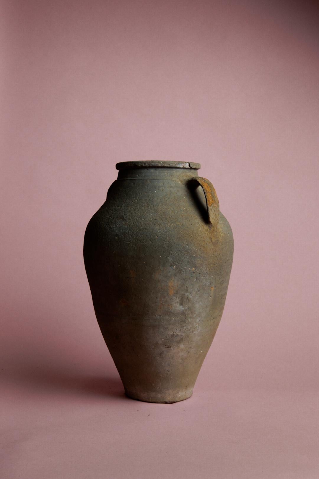Rustique Vase turc du milieu du 20e siècle en terre cuite vert mousse avec poignées en vente