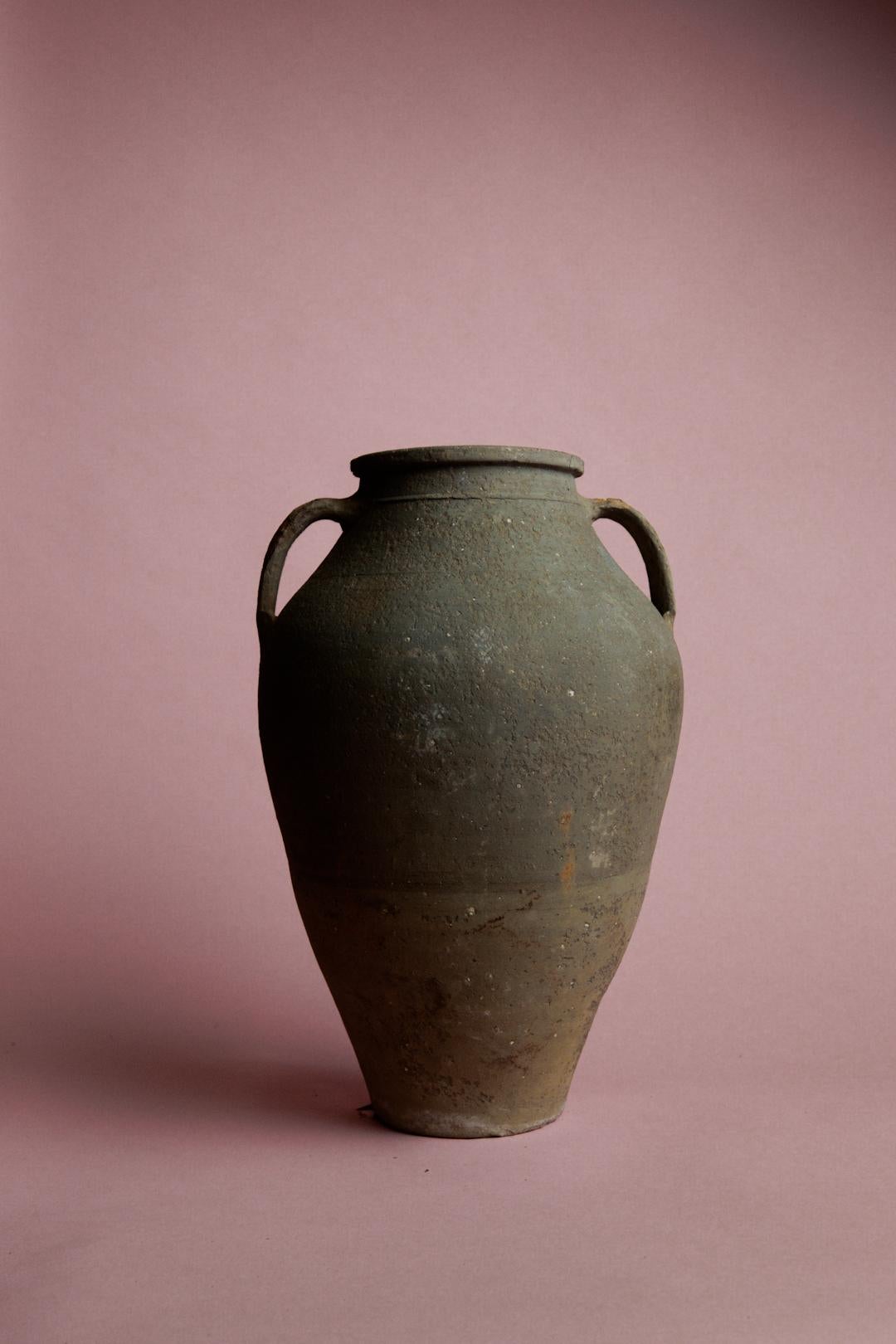 Sculpté à la main Vase turc du milieu du 20e siècle en terre cuite vert mousse avec poignées en vente