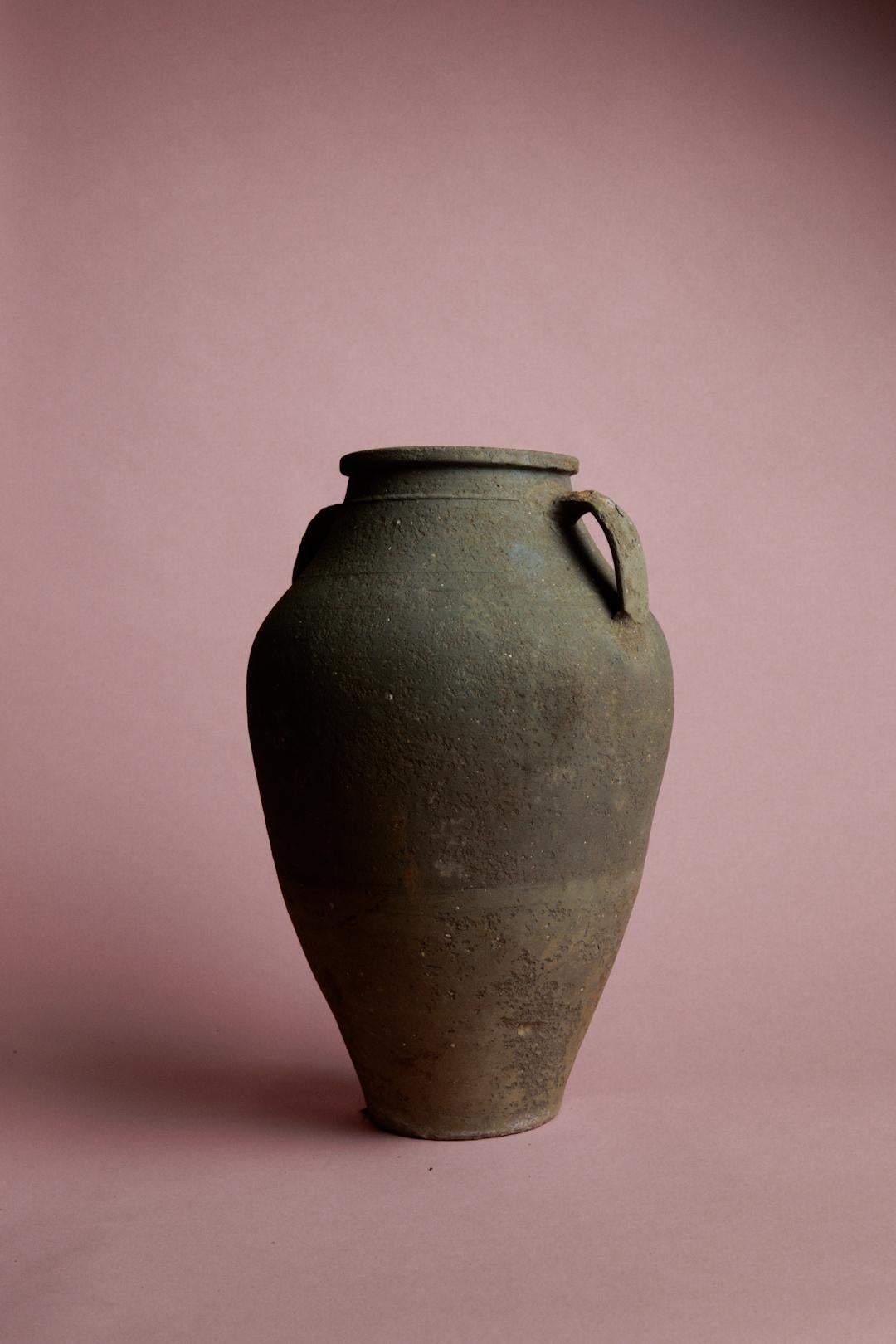 Vase turc du milieu du 20e siècle en terre cuite vert mousse avec poignées Bon état - En vente à London, GB